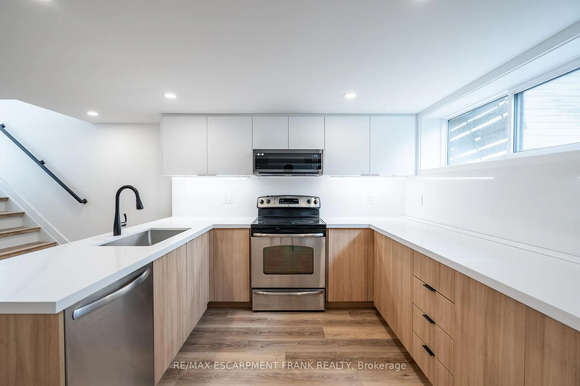 Photo 9 of Unit 2, 258 West 31ST Street, Hamilton, Westcliffe — HOMEH
