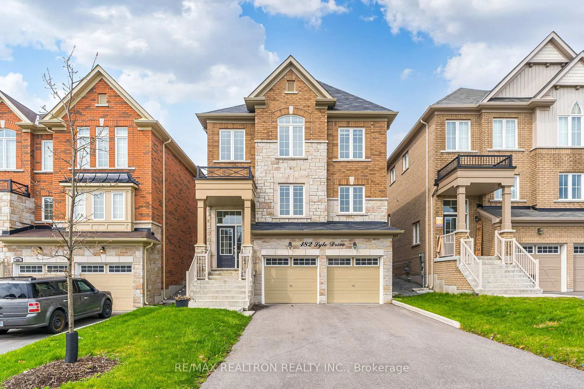 Photo 2 of 182 Lyle Drive, Clarington, Bowmanville — HOMEH