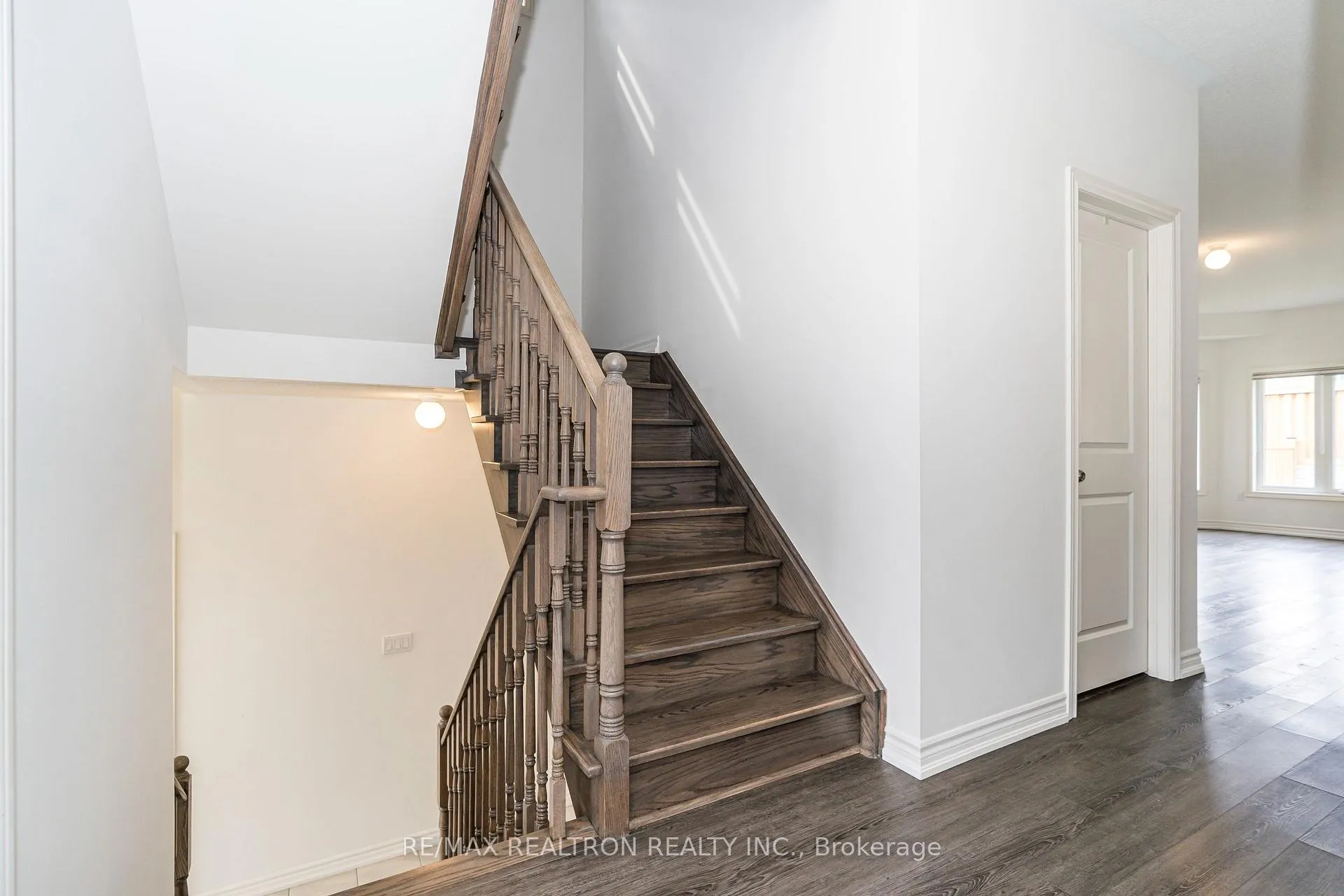 Photo 6 of 182 Lyle Drive, Clarington, Bowmanville — HOMEH