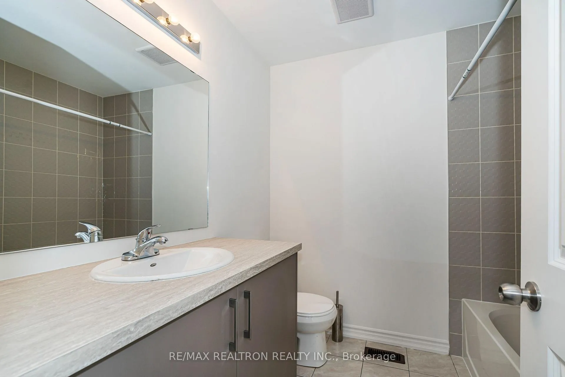 Photo 41 of 182 Lyle Drive, Clarington, Bowmanville — HOMEH