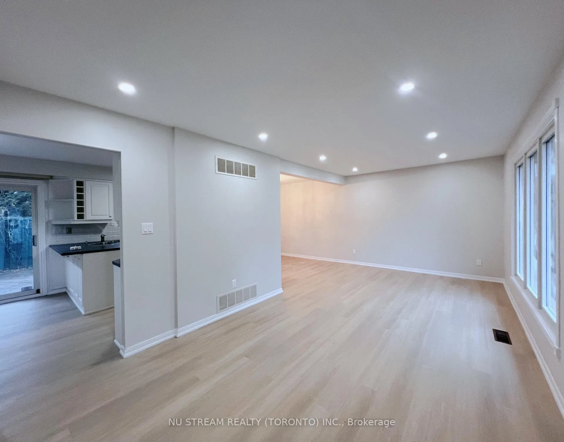 Photo 4 of 11 Newton Gate, Markham, Markham Village — HOMEH