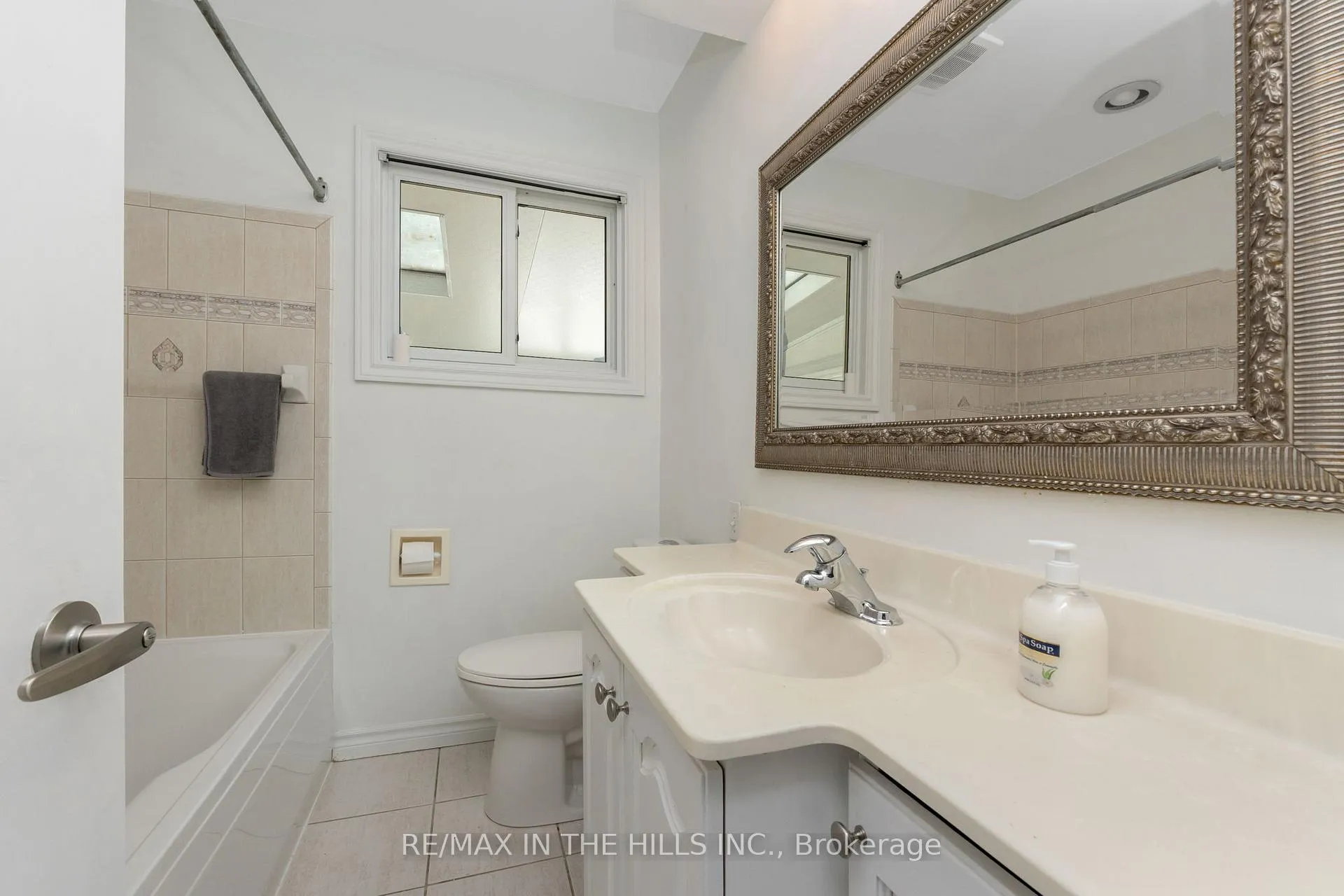 Photo 19 of 45 Algoma Crescent, Hamilton, Buchanan — HOMEH