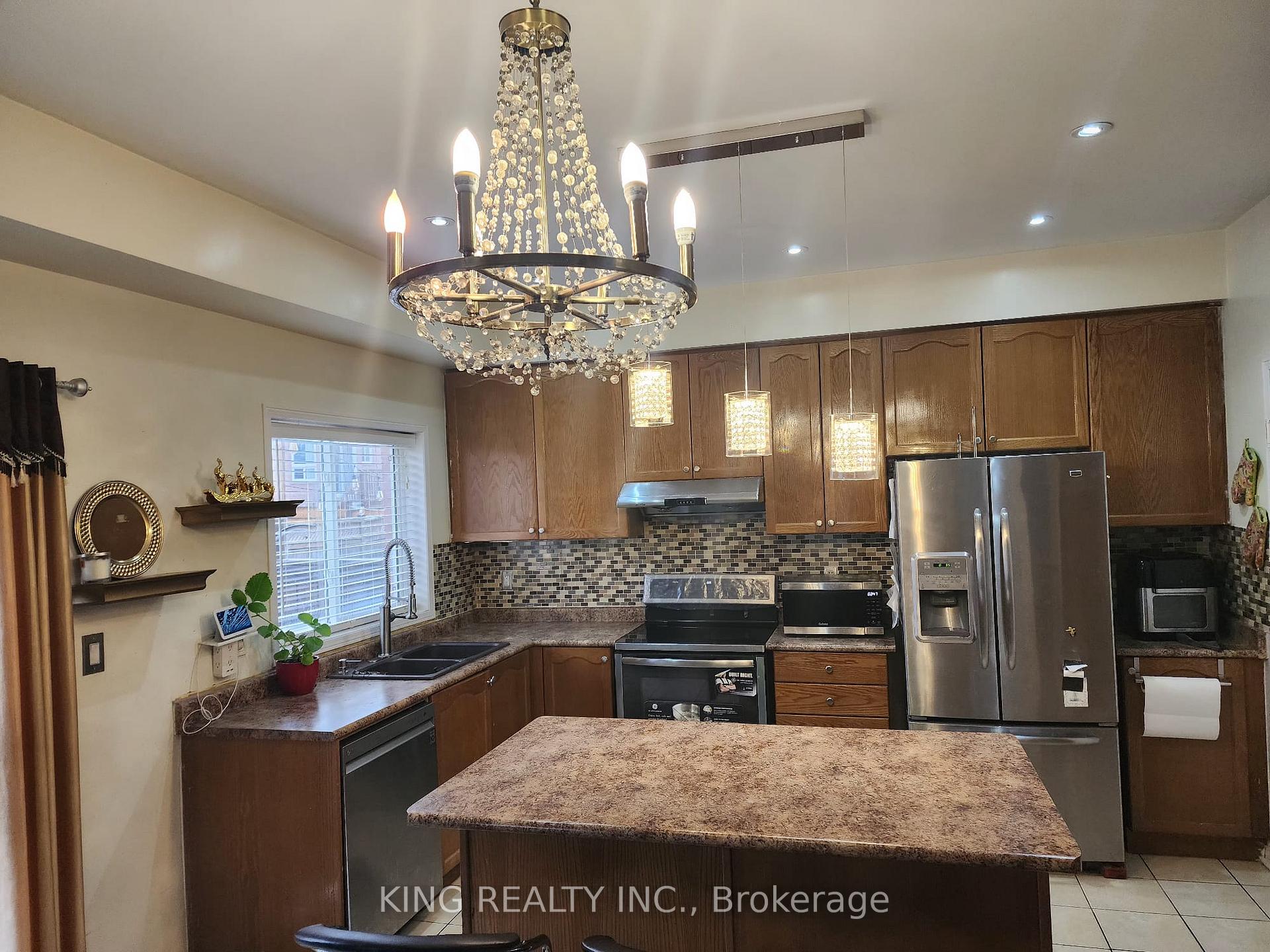 Photo 5 of 12 Travis Crescent, Brampton, Fletcher's Meadow — HOMEH