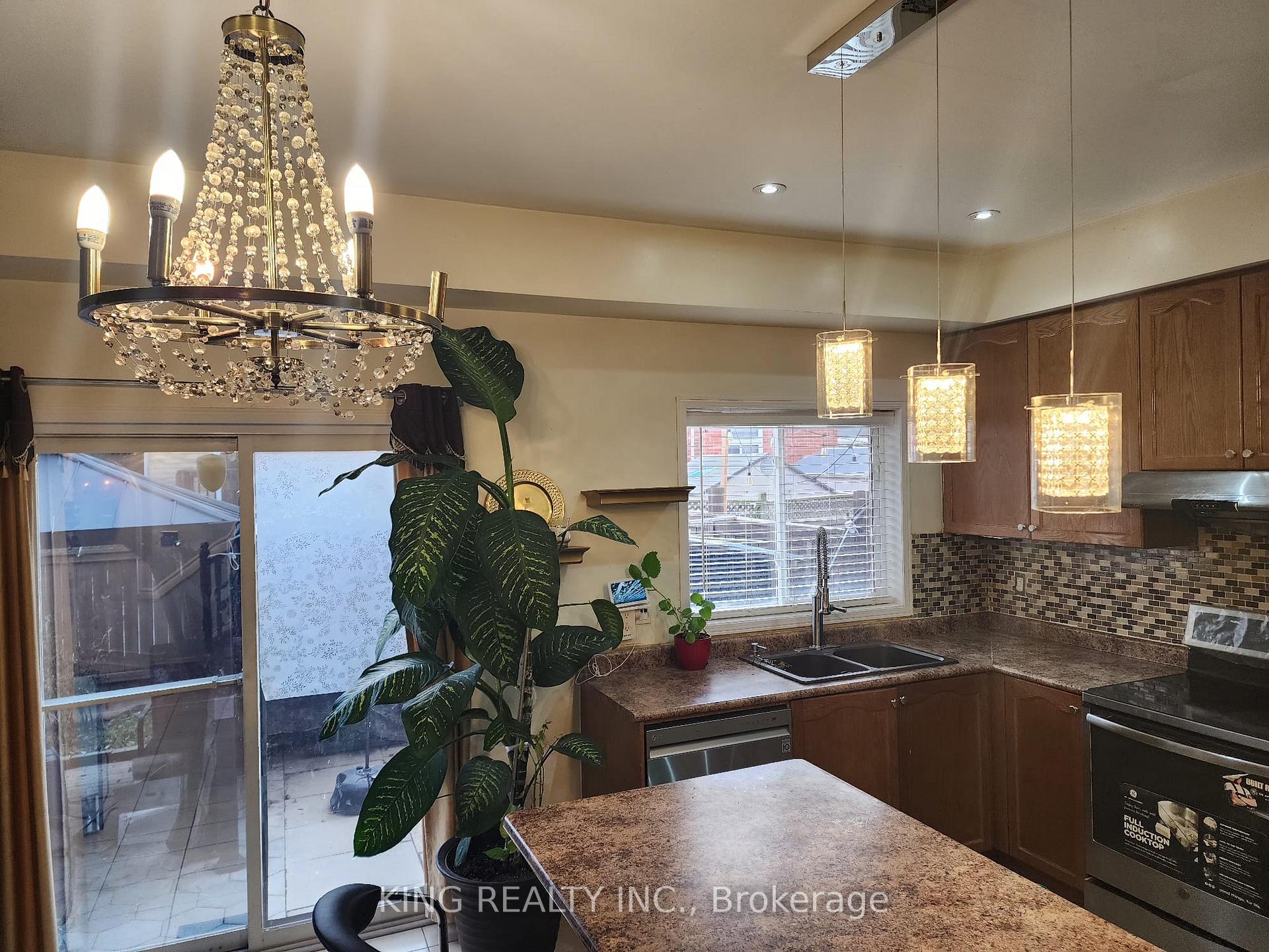 Photo 6 of 12 Travis Crescent, Brampton, Fletcher's Meadow — HOMEH