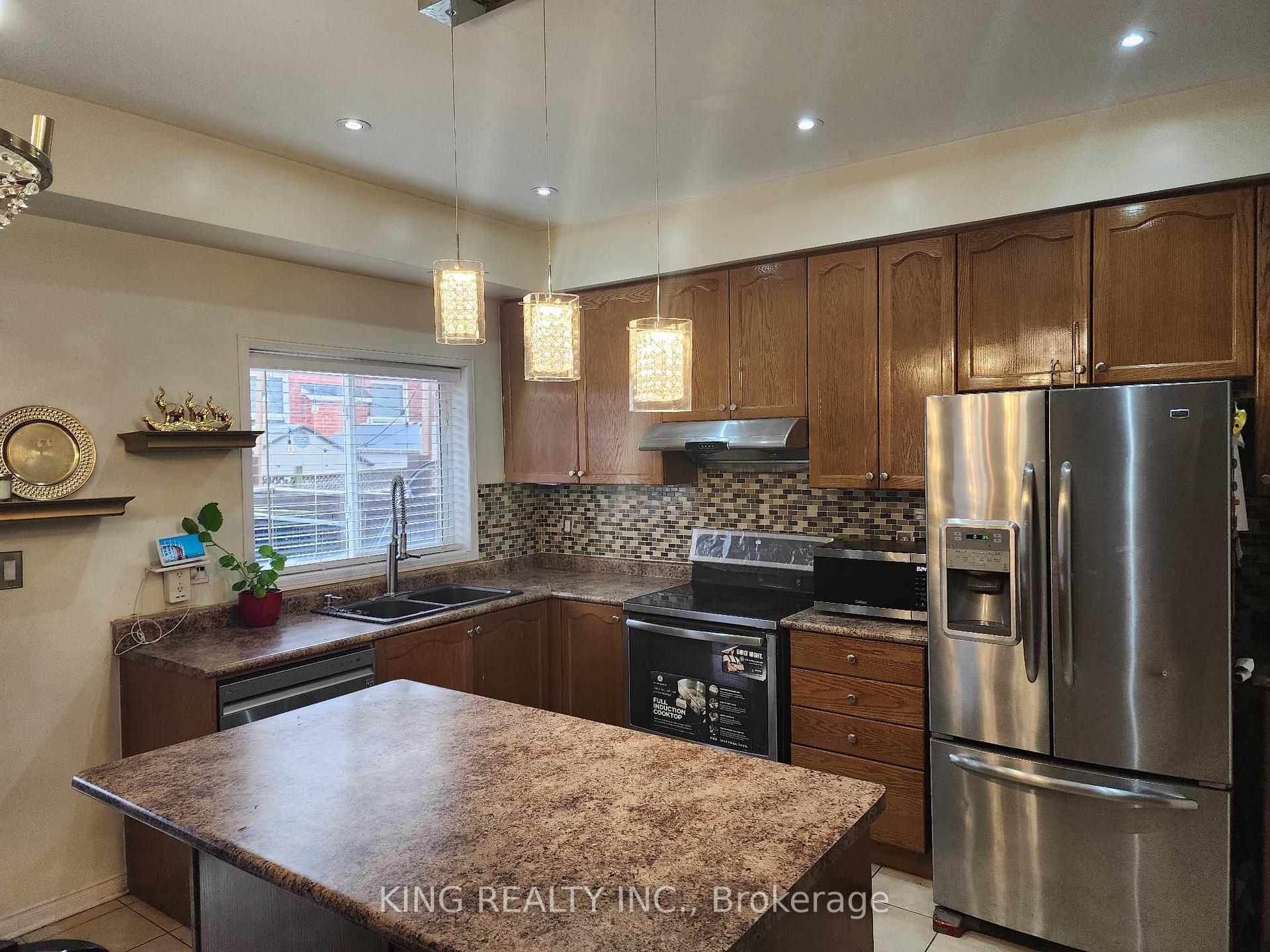 Photo 7 of 12 Travis Crescent, Brampton, Fletcher's Meadow — HOMEH