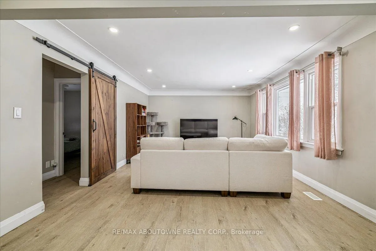 Photo 4 of Unit Upper, 177 Allenby Avenue, Hamilton, Balfour — HOMEH