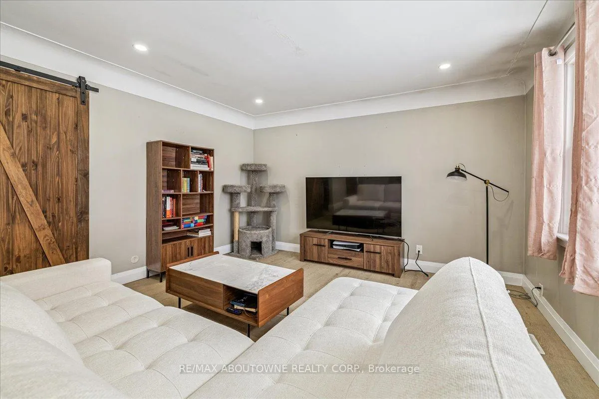 Photo 6 of Unit Upper, 177 Allenby Avenue, Hamilton, Balfour — HOMEH