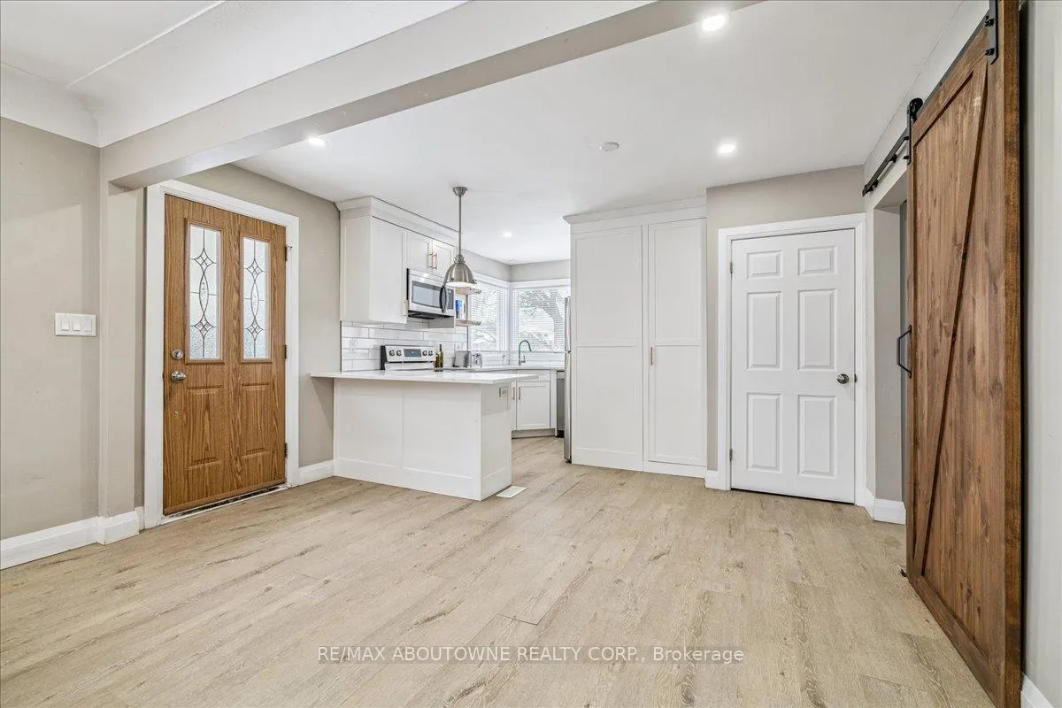 Photo 8 of Unit Upper, 177 Allenby Avenue, Hamilton, Balfour — HOMEH