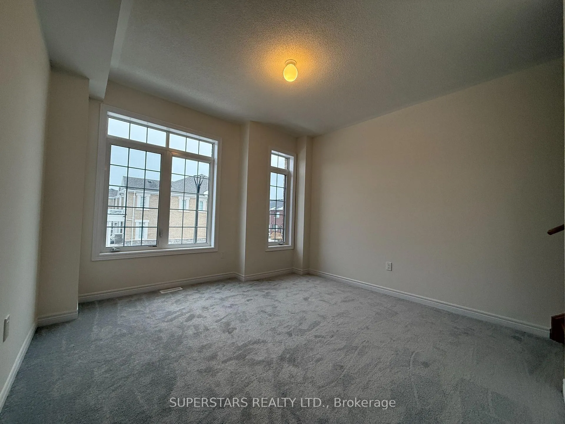 Photo 10 of 933 Crowsnest Hollow, Pickering, Rural Pickering — HOMEH