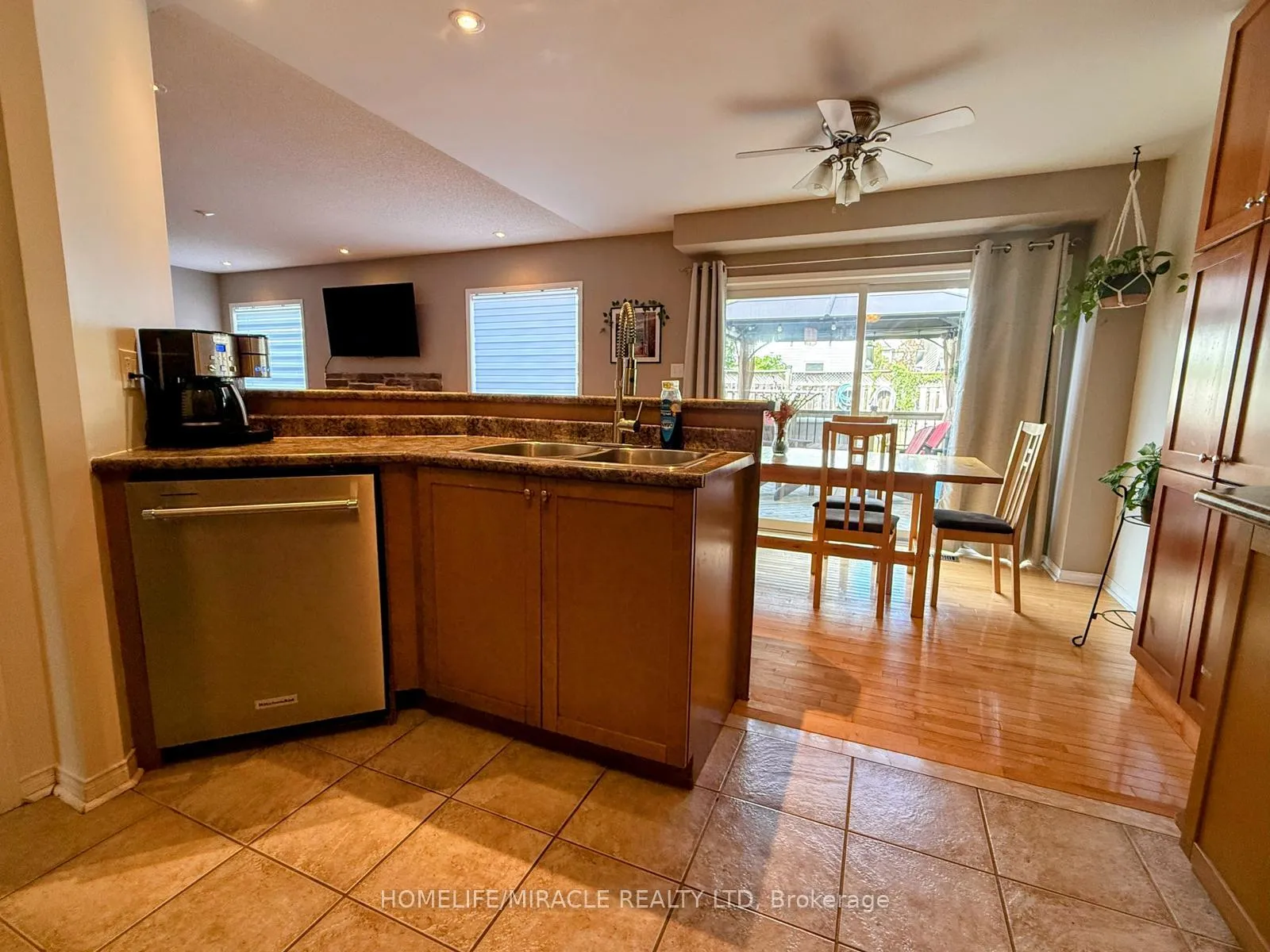 Photo 4 of 17 Bonnette Street, Halton Hills, Acton — HOMEH