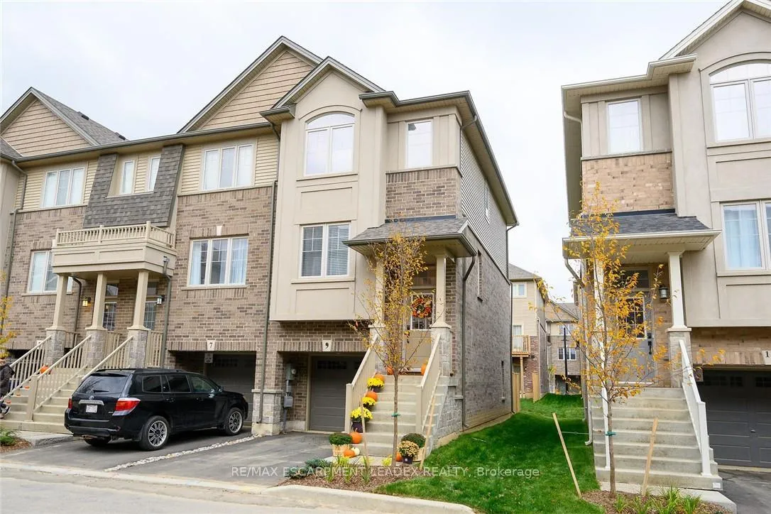 Photo 2 of 9 Birot Lane, Hamilton, Ancaster — HOMEH