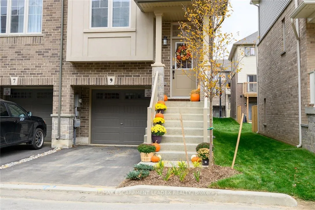 Photo 3 of 9 Birot Lane, Hamilton, Ancaster — HOMEH