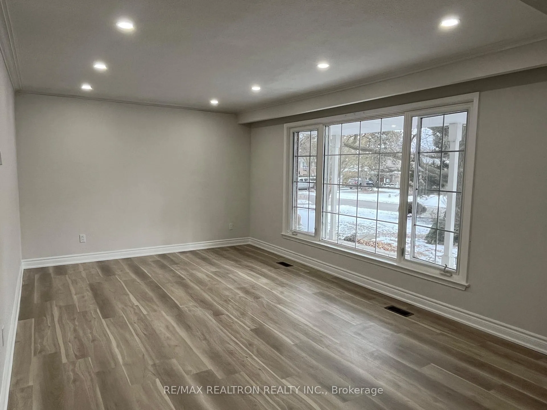 Photo 4 of 74 Lincoln Green Drive, Markham, Bullock — HOMEH