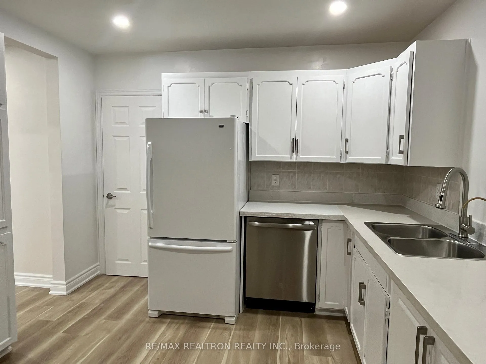 Photo 5 of 74 Lincoln Green Drive, Markham, Bullock — HOMEH