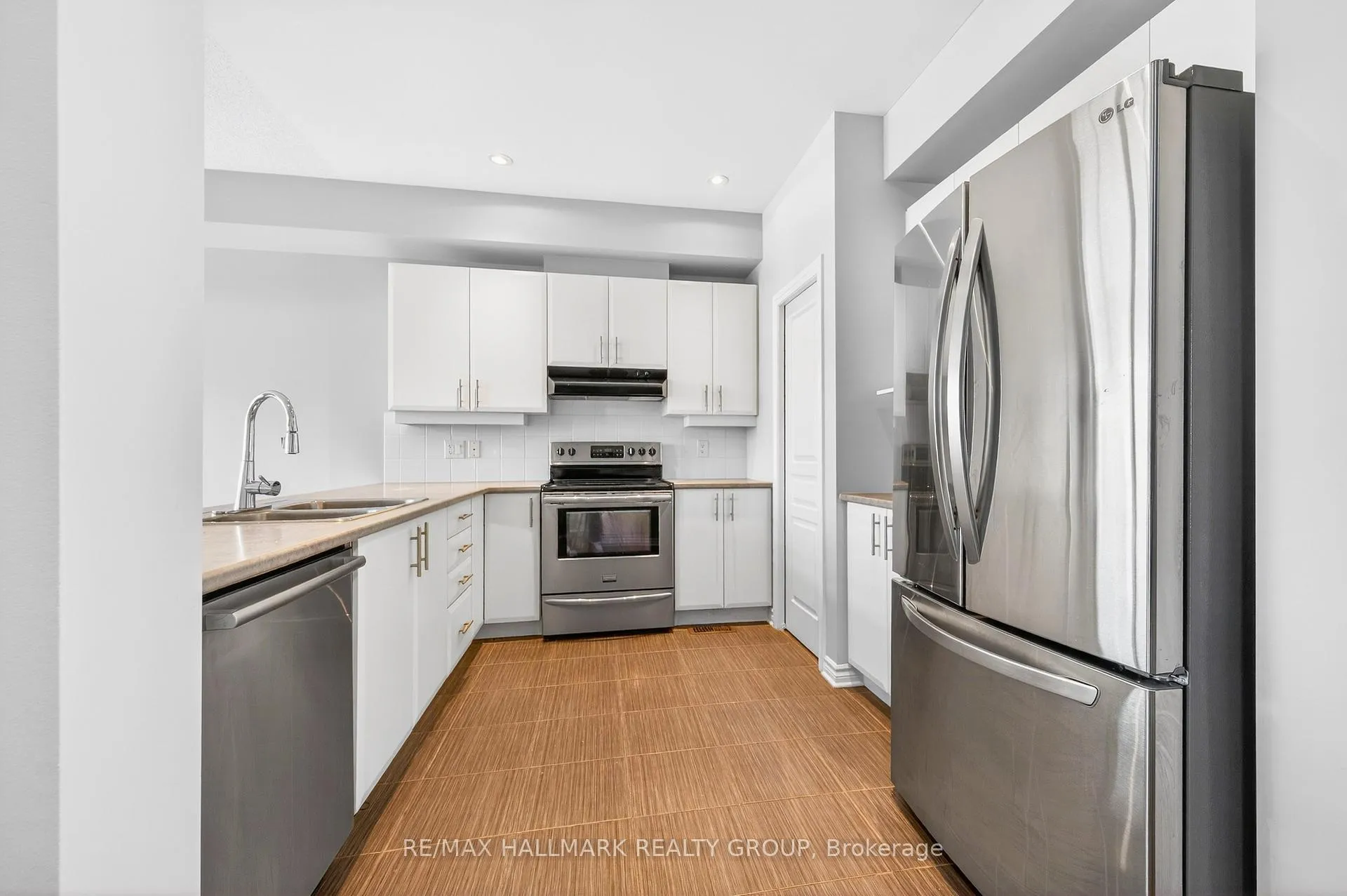Photo 4 of 190 Mattingly Way, Ottawa, Riverside South/Gloucester Glen — HOMEH