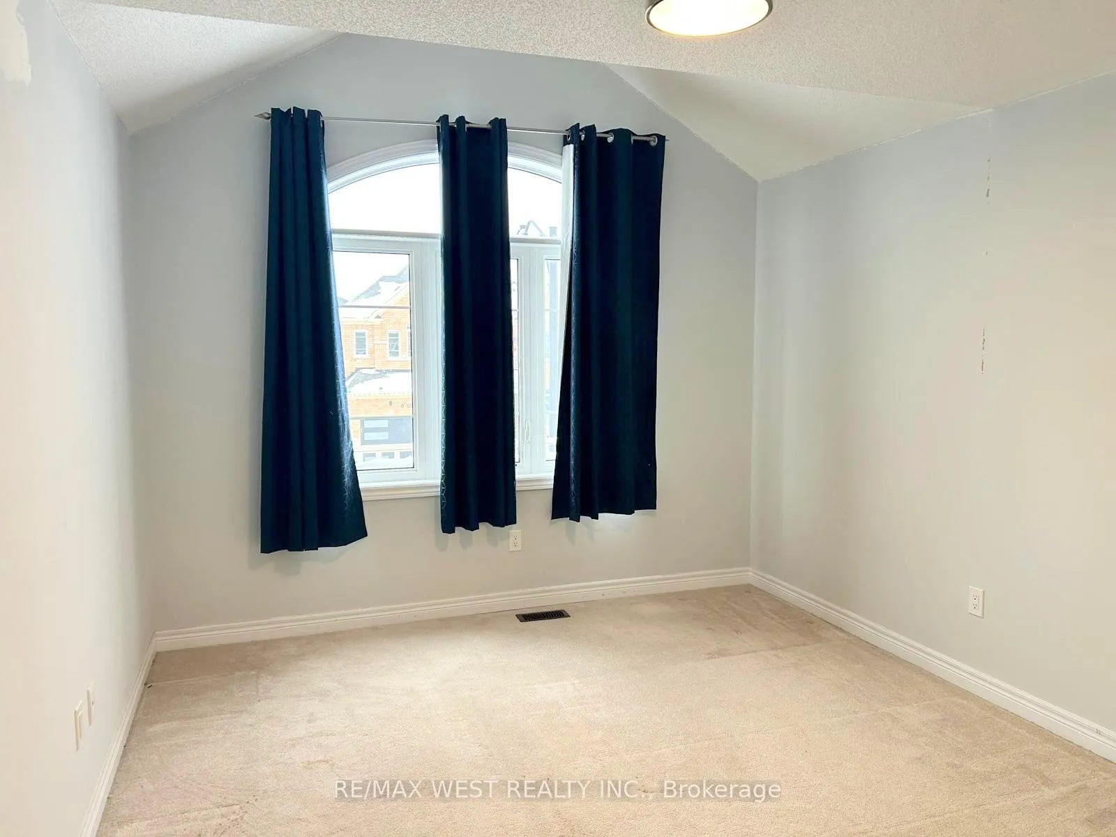 Photo 13 of 5 Drake Avenue, Brant, Paris — HOMEH