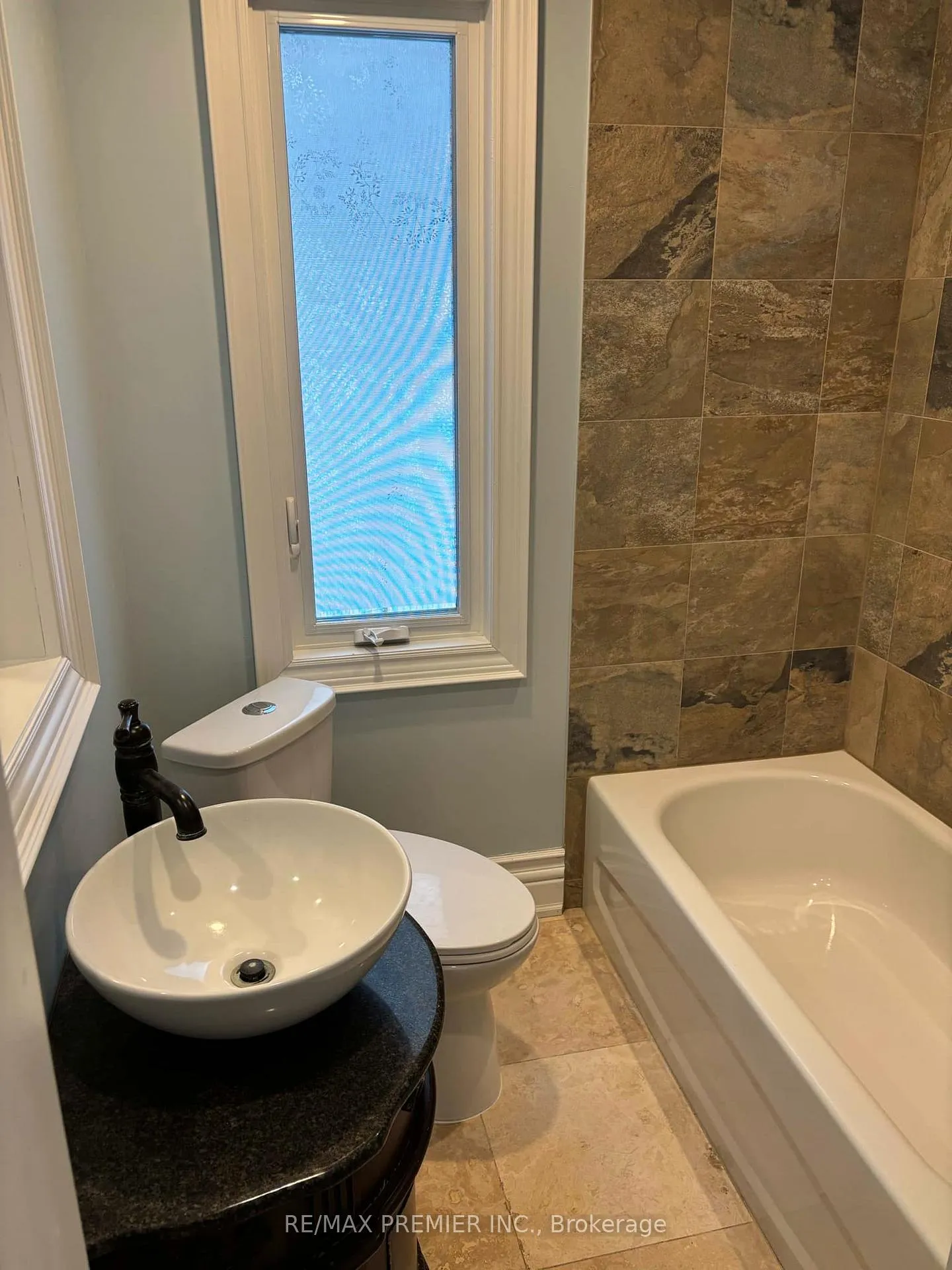 Photo 5 of 210 Stouffville Road, Richmond Hill, Rural Richmond Hill — HOMEH