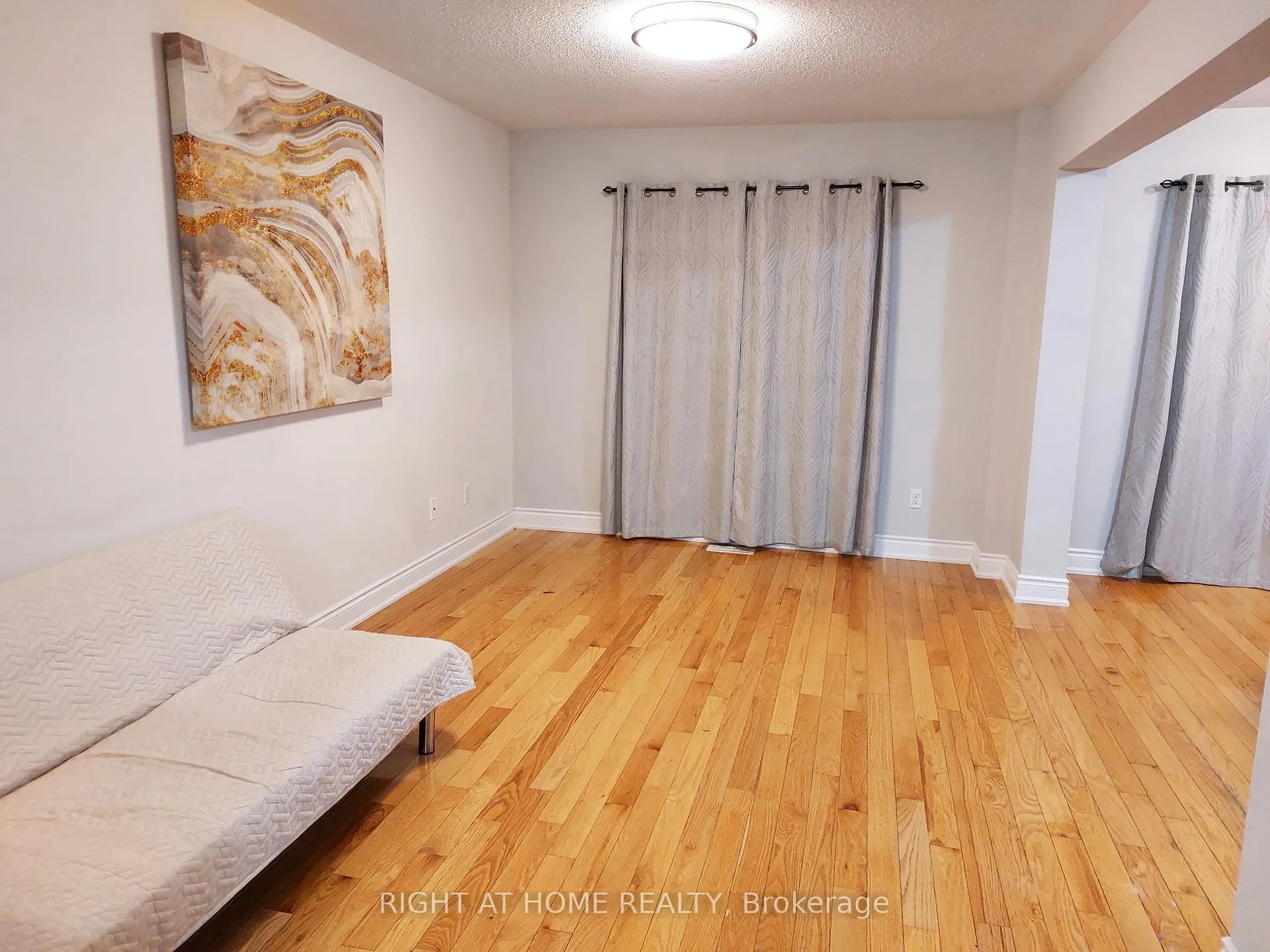 Photo 2 of 19 Peartree Court, Barrie, Allandale — HOMEH