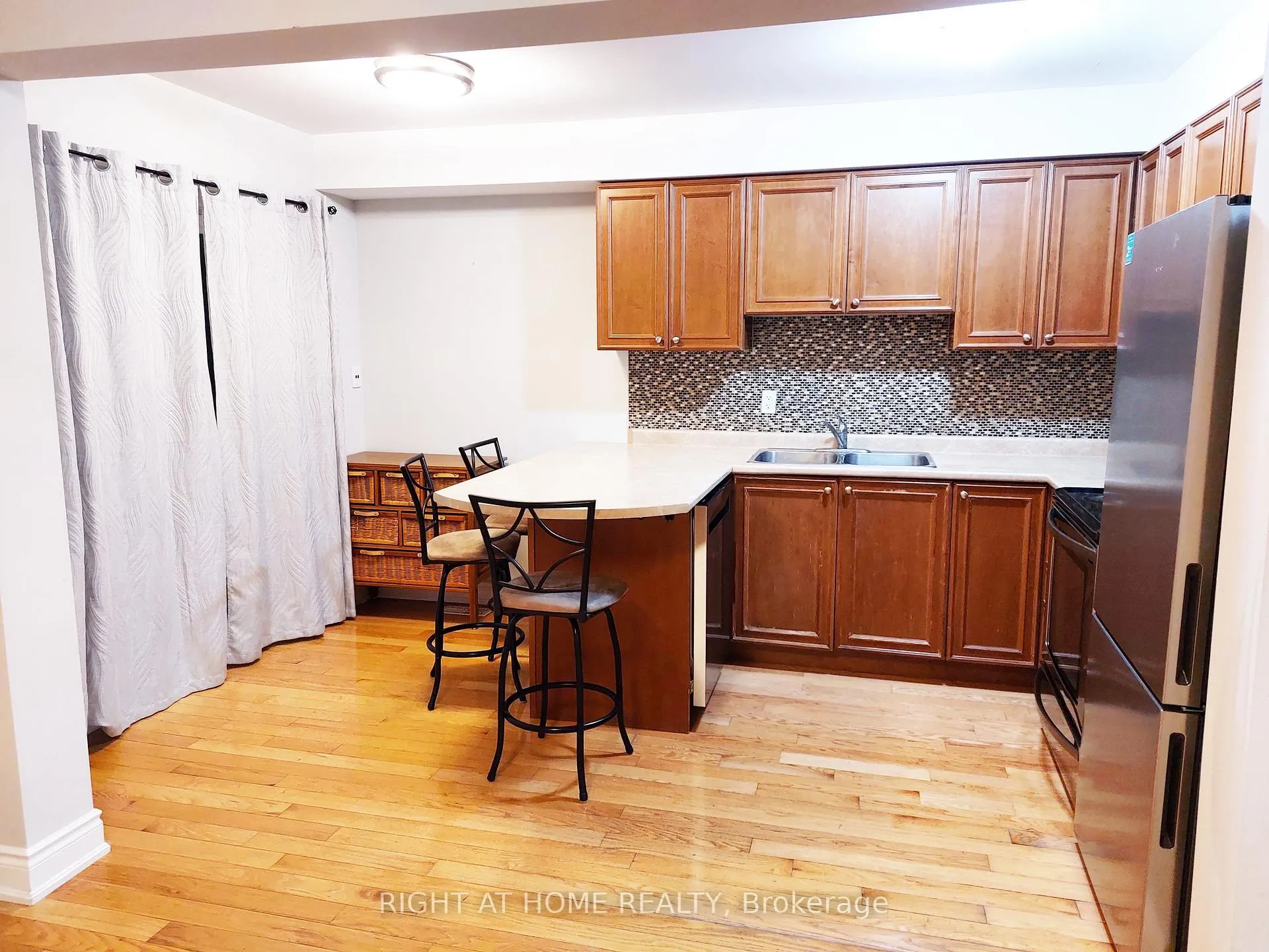 Photo 5 of 19 Peartree Court, Barrie, Allandale — HOMEH