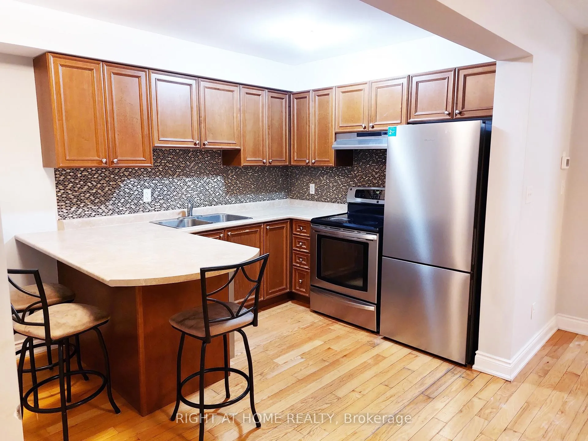 Photo 6 of 19 Peartree Court, Barrie, Allandale — HOMEH