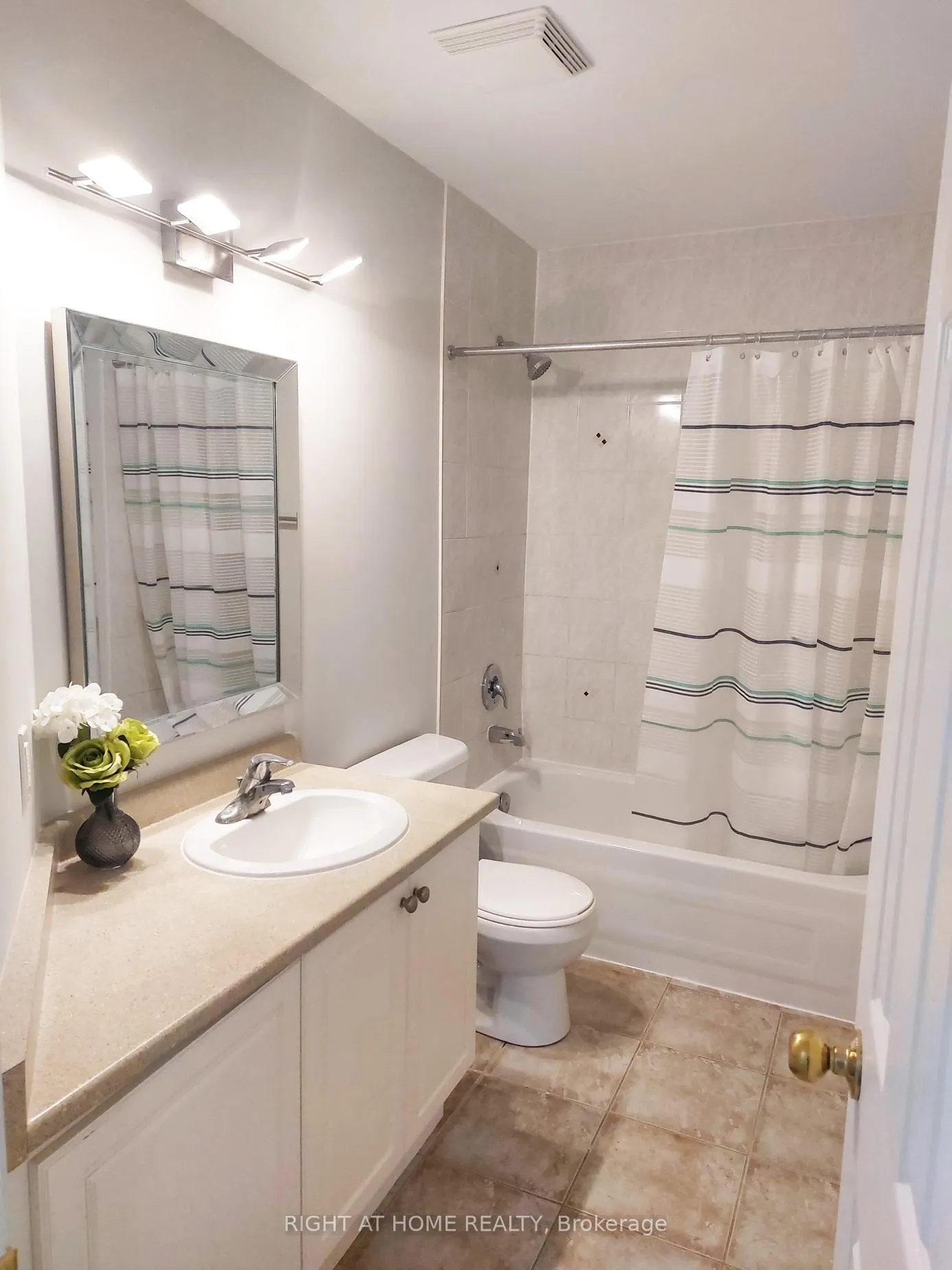 Photo 13 of 19 Peartree Court, Barrie, Allandale — HOMEH