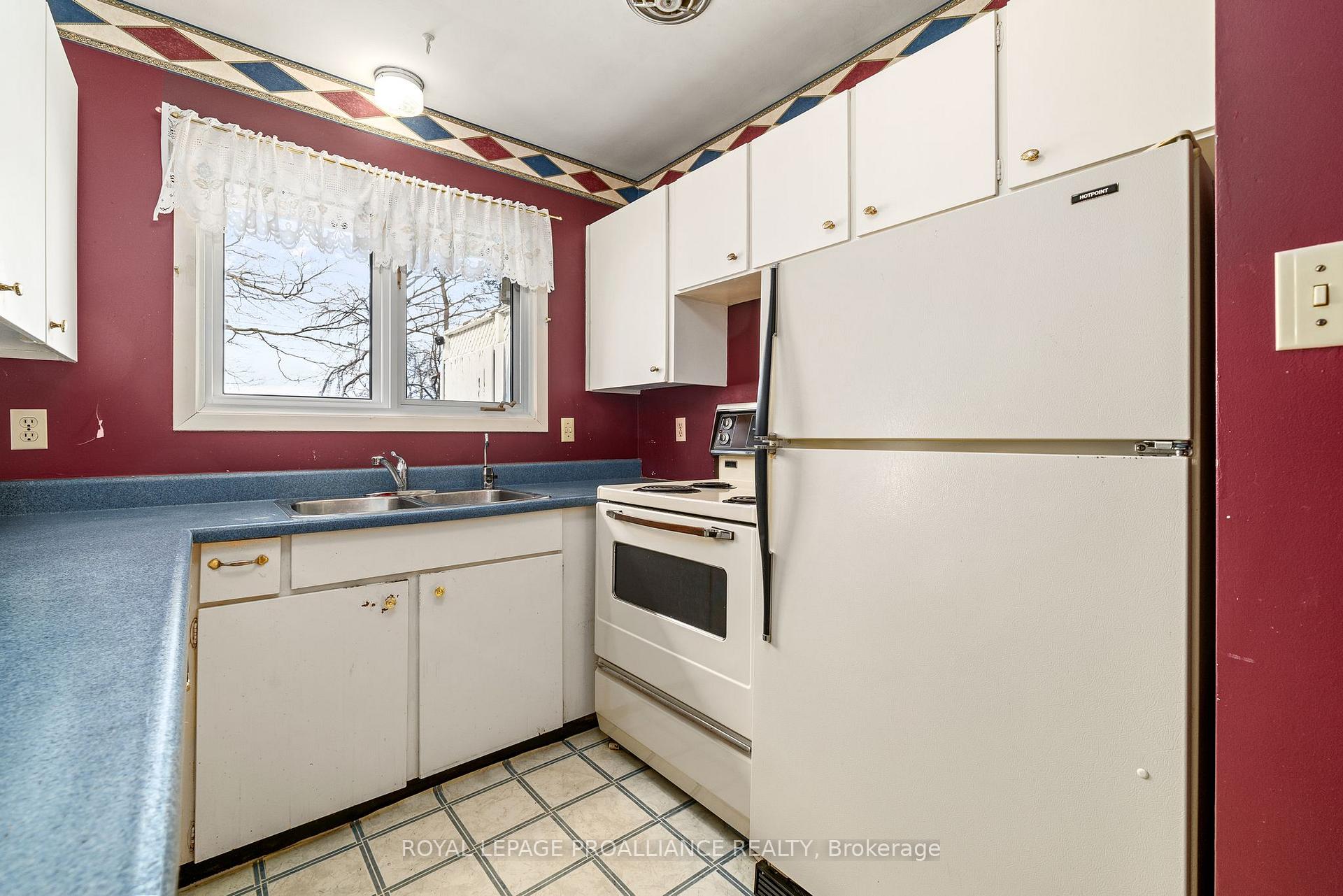 Photo 9 of 26 Harris Crescent, Belleville, Belleville Ward — HOMEH