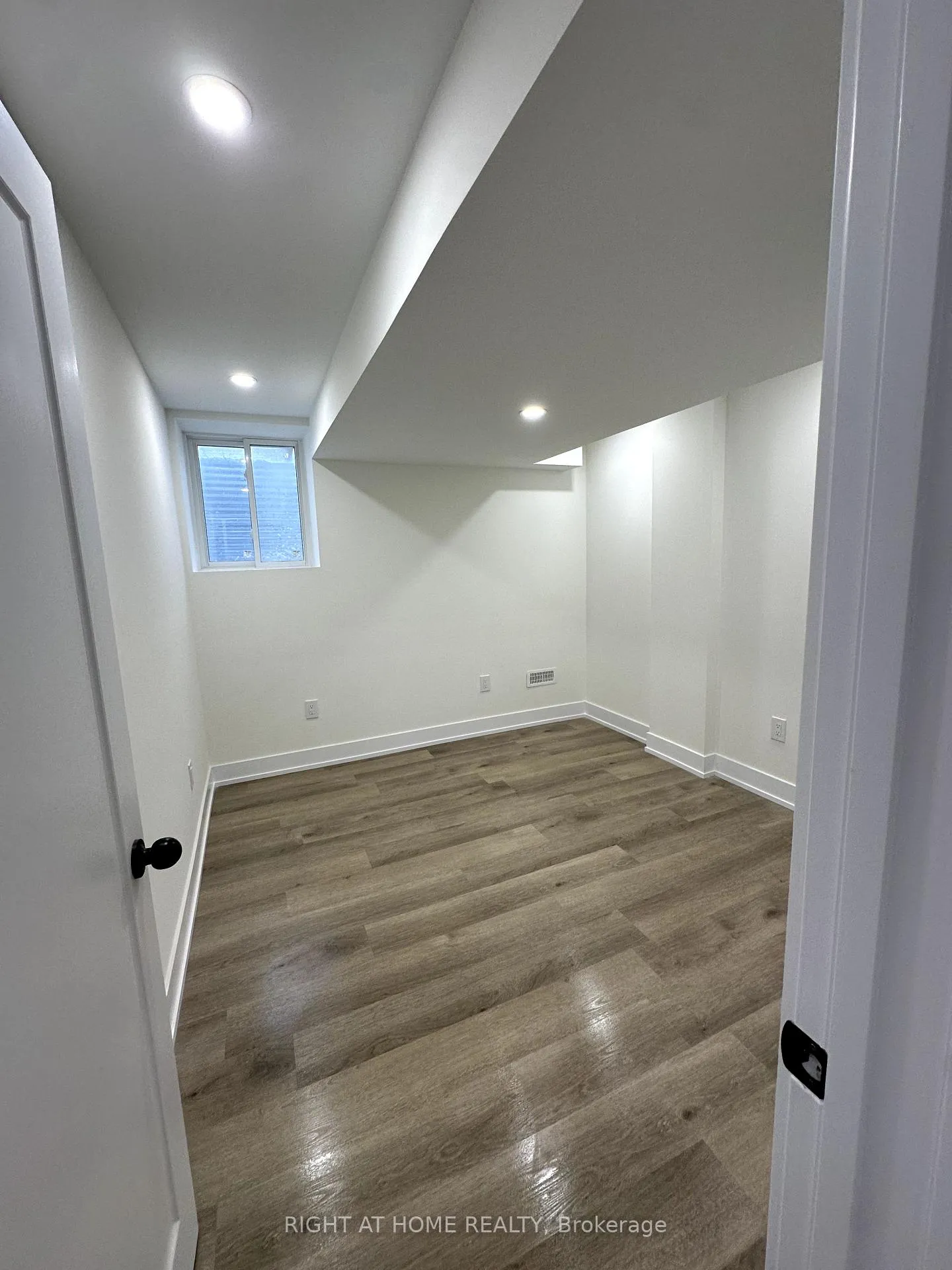 Photo 6 of Unit Bsmnt, 26 Rochester Drive, Barrie, Innis-Shore — HOMEH