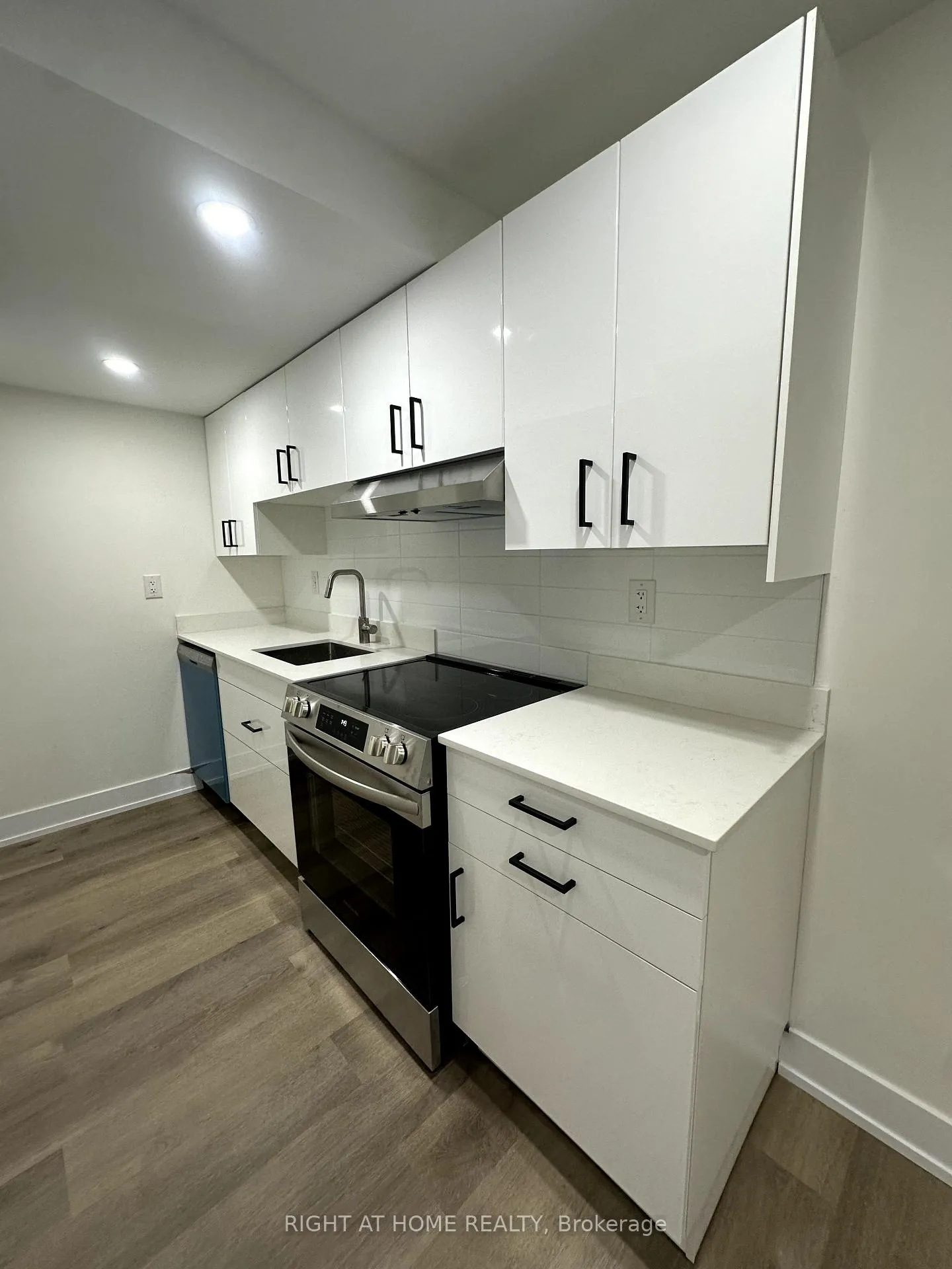 Photo 8 of Unit Bsmnt, 26 Rochester Drive, Barrie, Innis-Shore — HOMEH