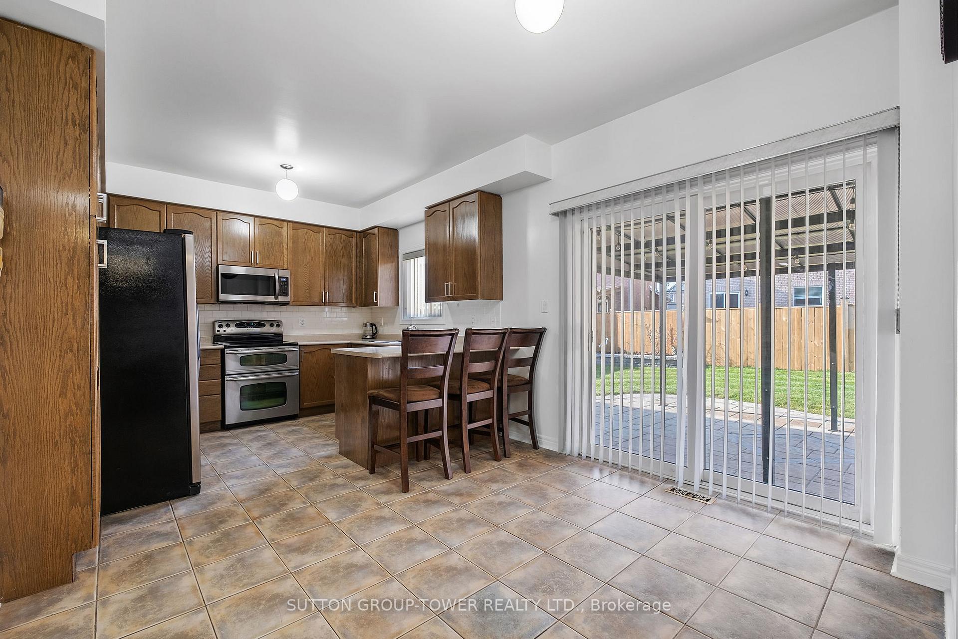 Photo 11 of 14 Rosswell Drive, Clarington, Courtice — HOMEH