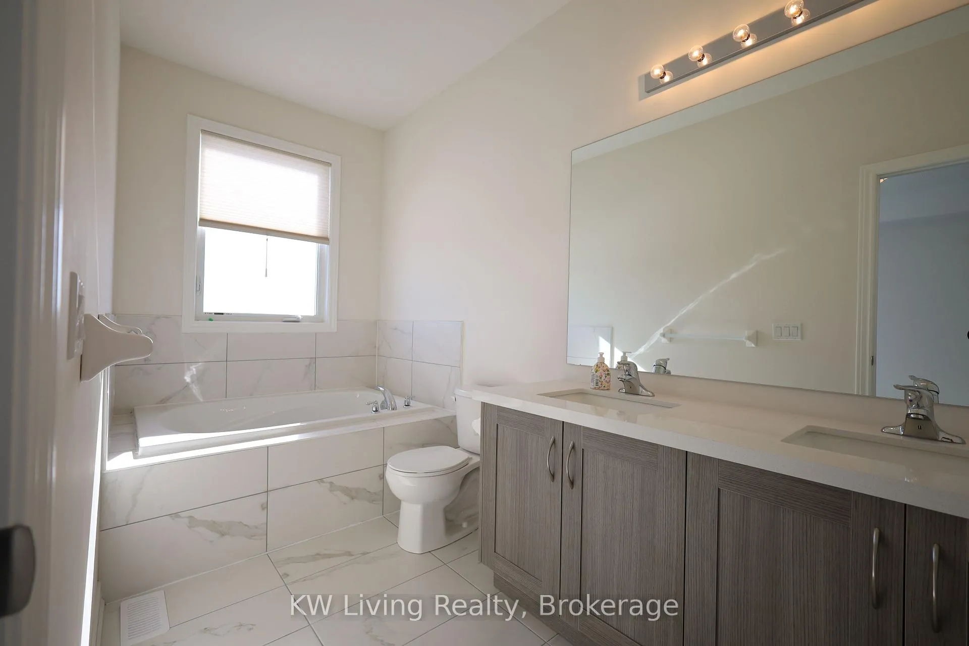 Photo 20 of 45 Puisaya Drive, Richmond Hill, Rural Richmond Hill — HOMEH