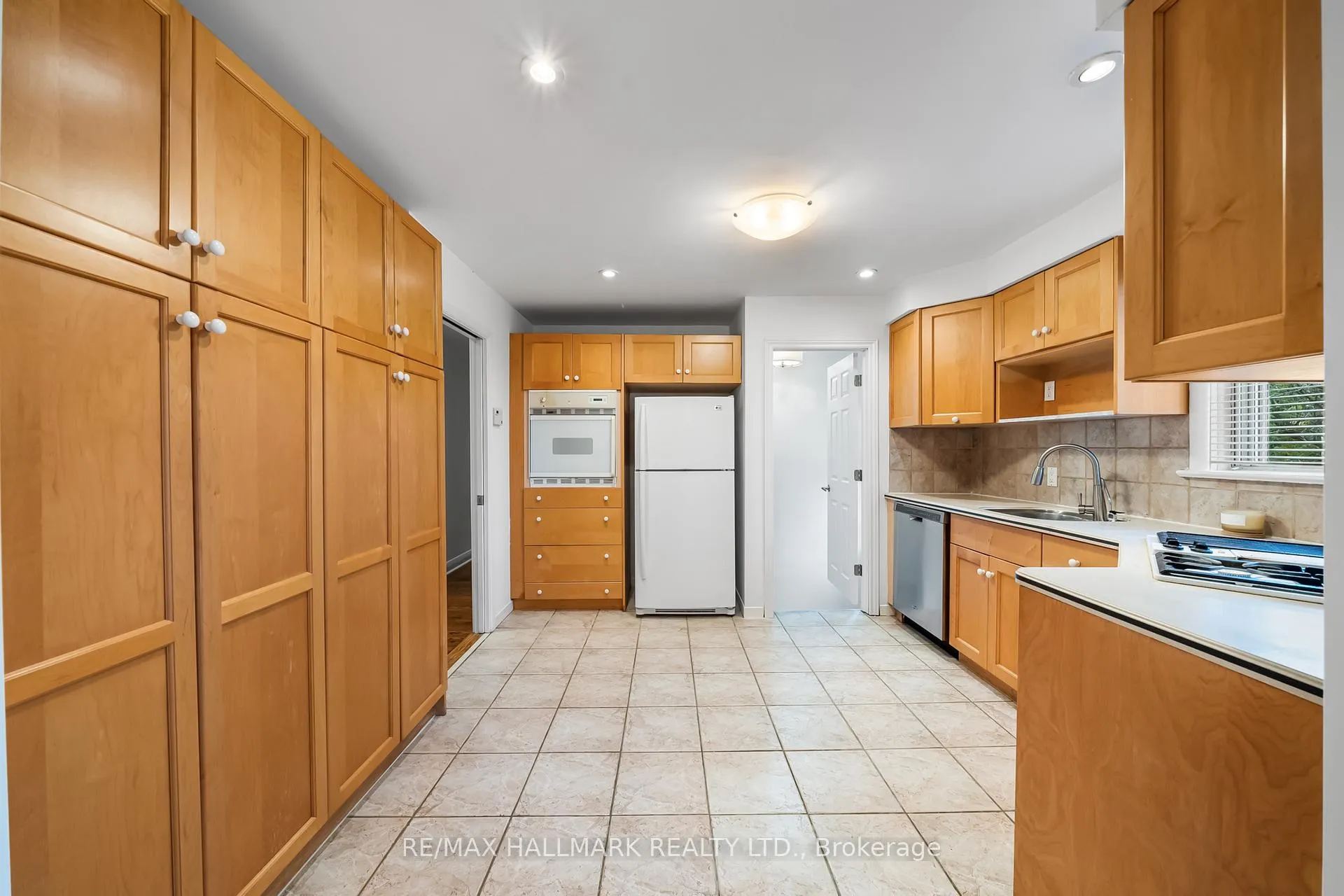 Photo 4 of 28 kirk Drive, Markham, Thornhill — HOMEH