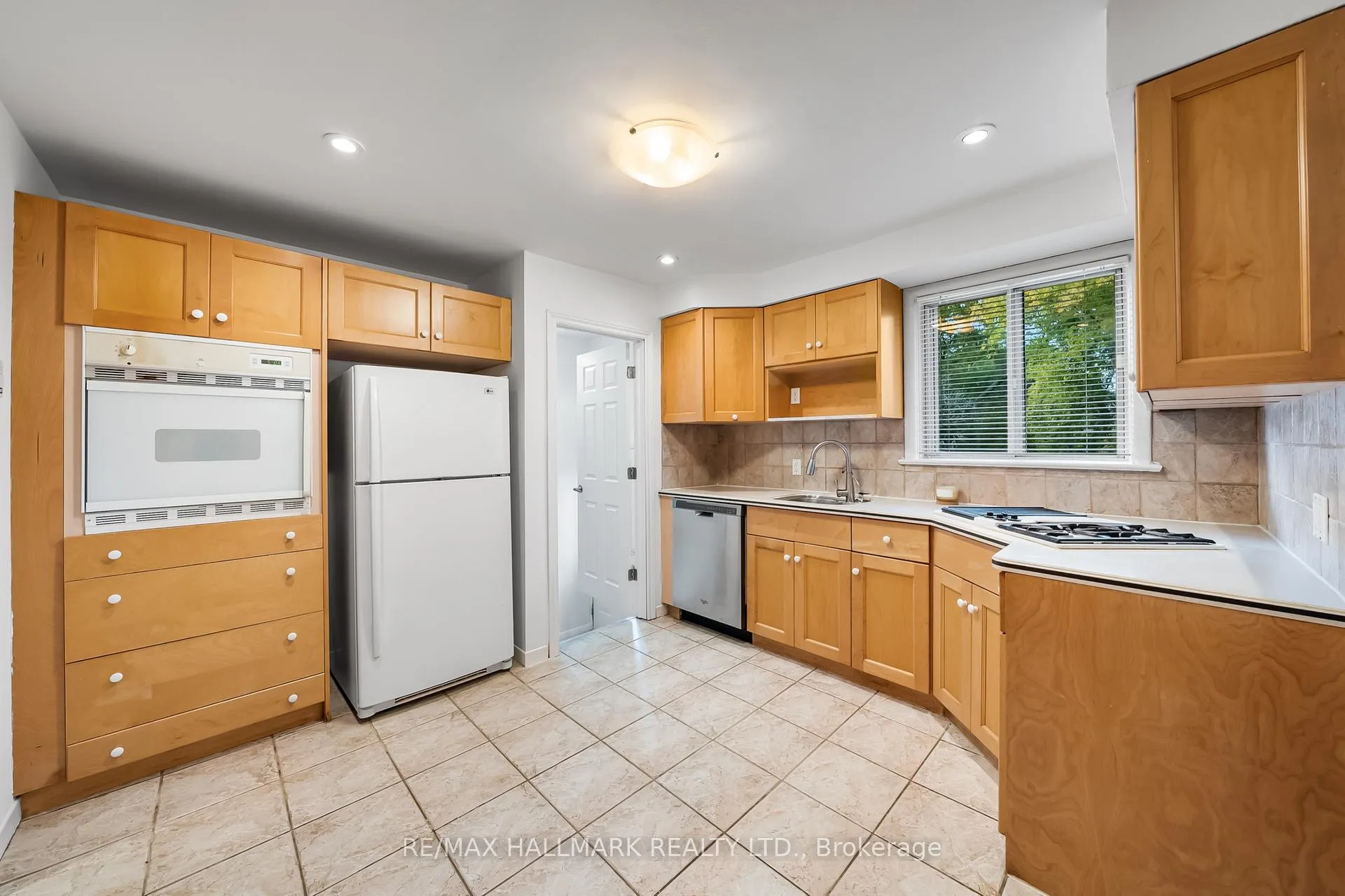 Photo 5 of 28 kirk Drive, Markham, Thornhill — HOMEH
