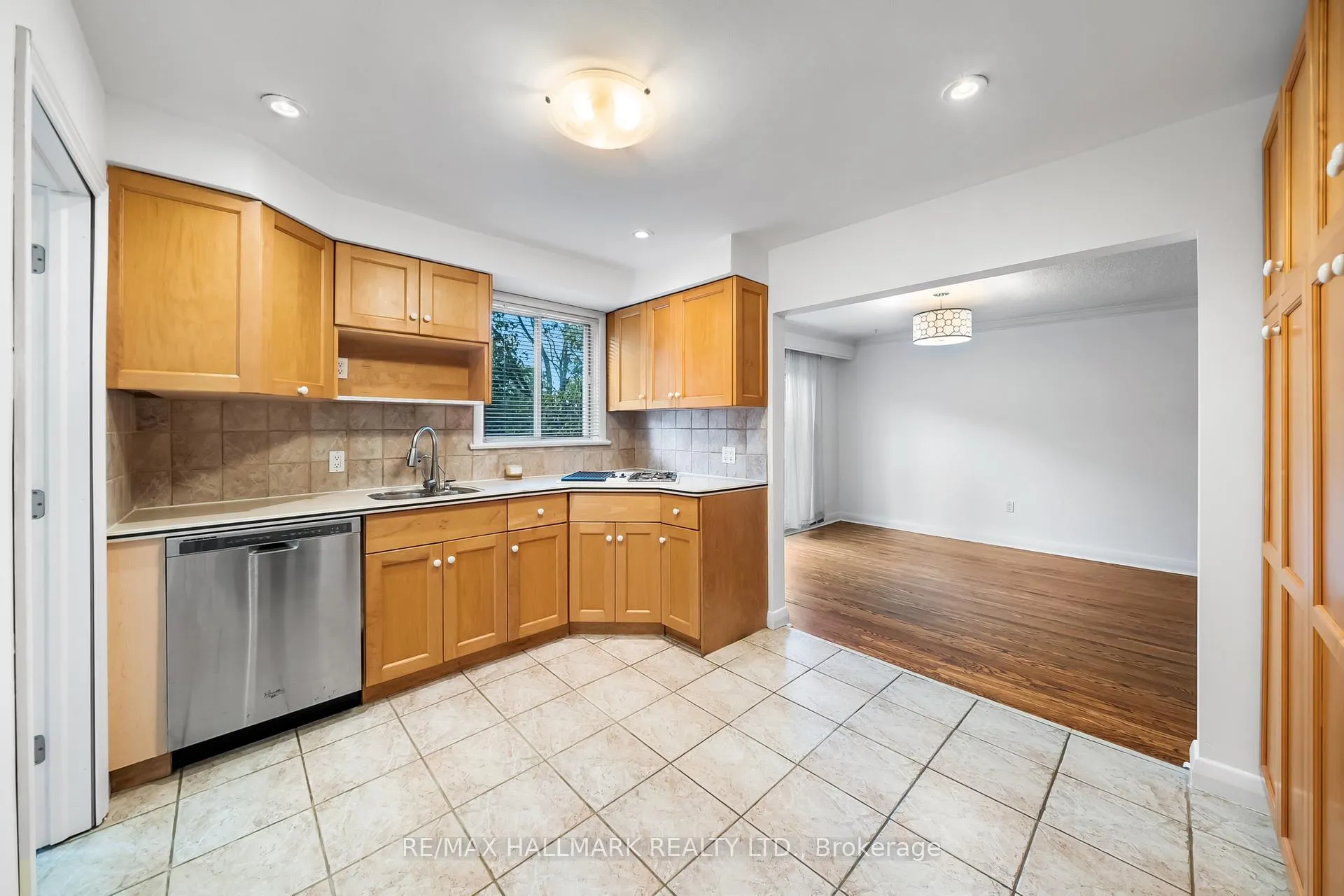 Photo 6 of 28 kirk Drive, Markham, Thornhill — HOMEH