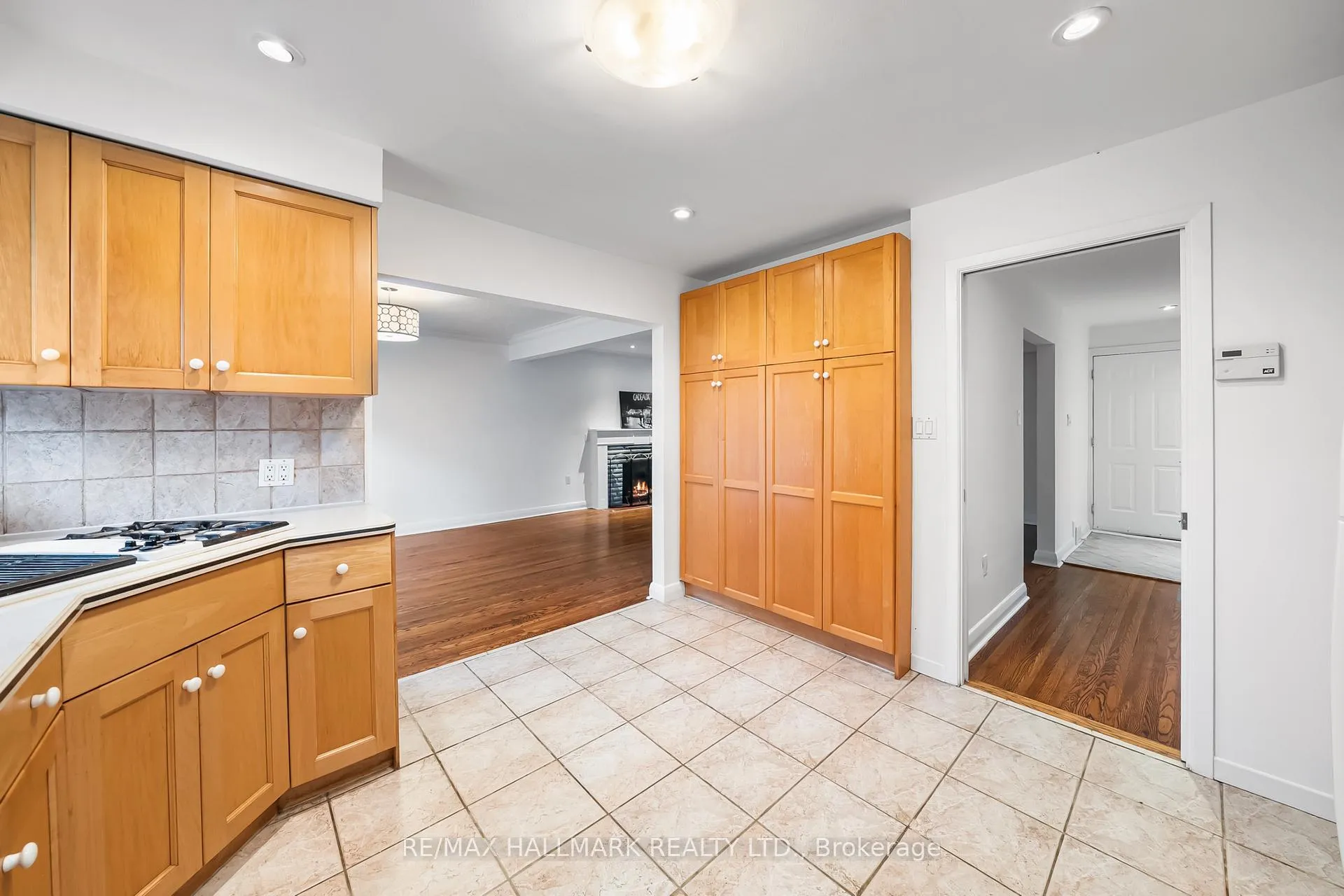 Photo 9 of 28 kirk Drive, Markham, Thornhill — HOMEH