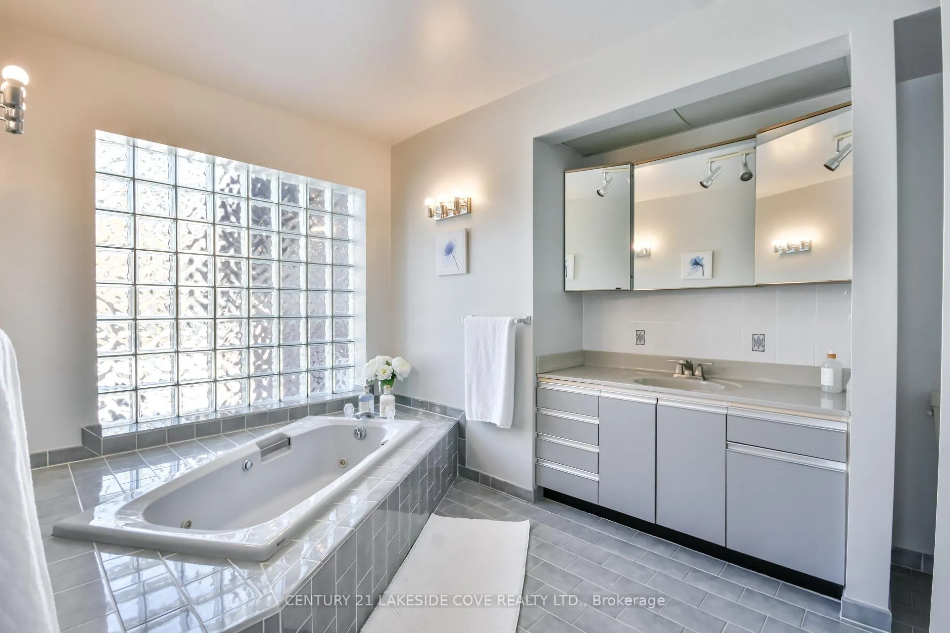 Photo 15 of 11 Thicketwood Place, Ramara, Brechin — HOMEH
