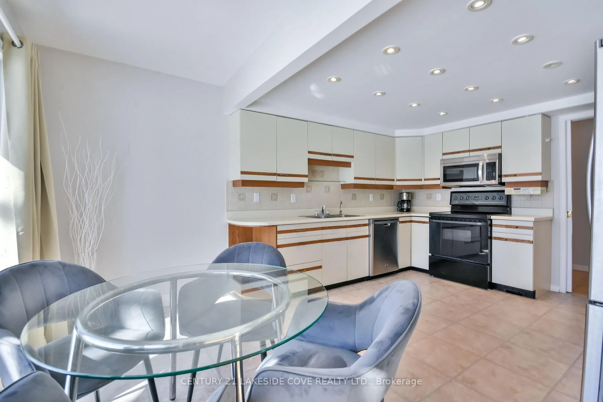 Photo 24 of 11 Thicketwood Place, Ramara, Brechin — HOMEH