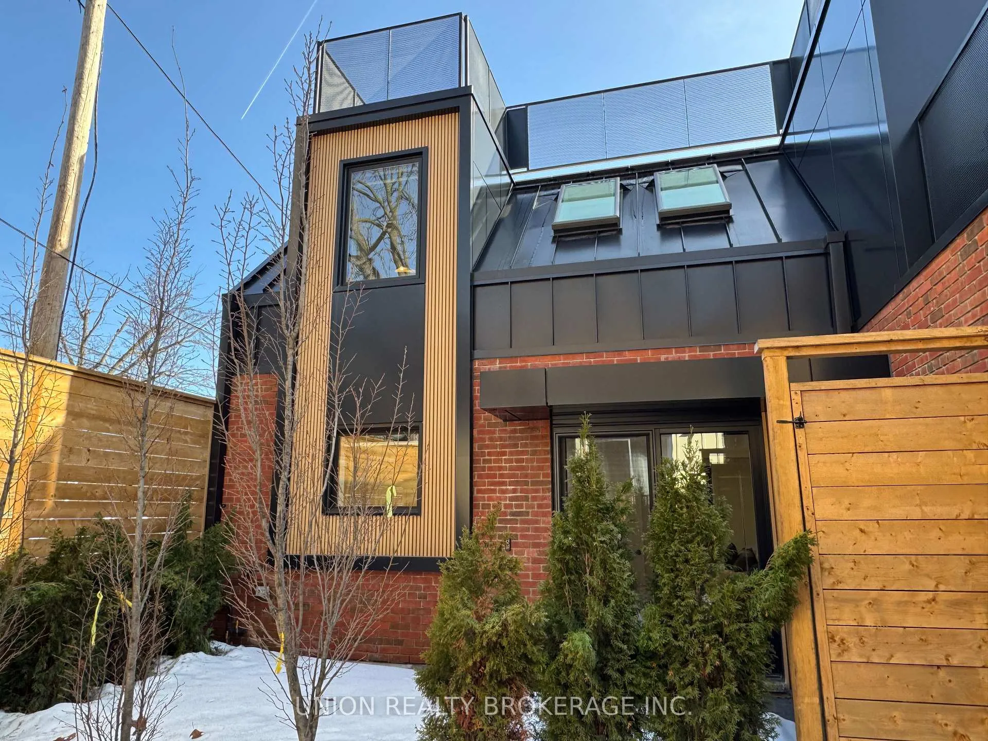 Front of Unit R, 2137 Gerrard Street