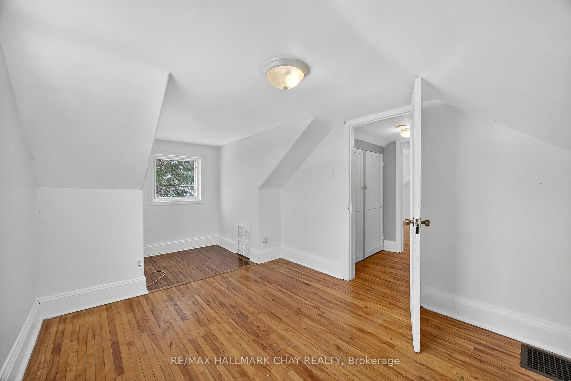 Photo 6 of 114 Burton Avenue, Barrie, Allandale — HOMEH