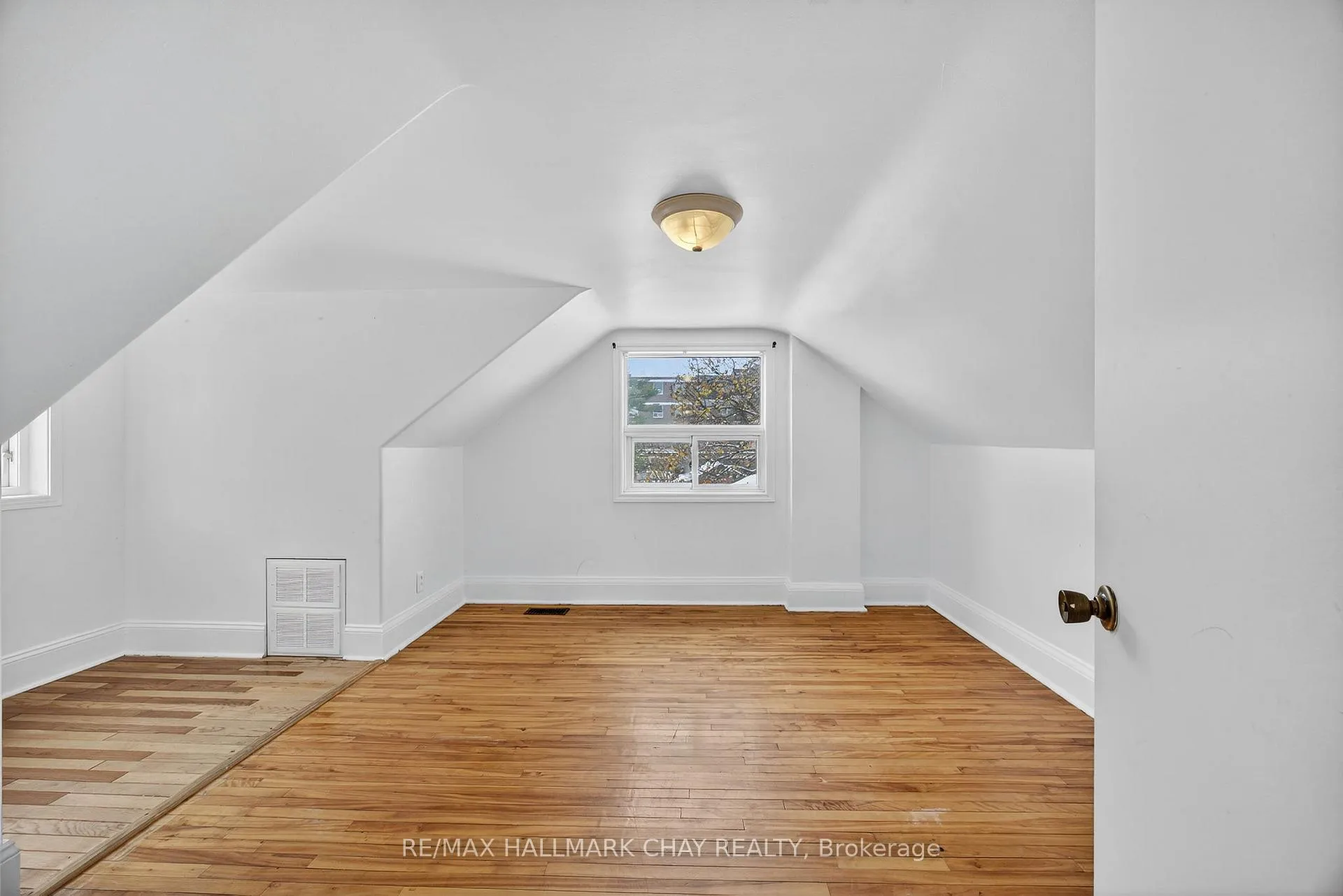 Photo 8 of 114 Burton Avenue, Barrie, Allandale — HOMEH