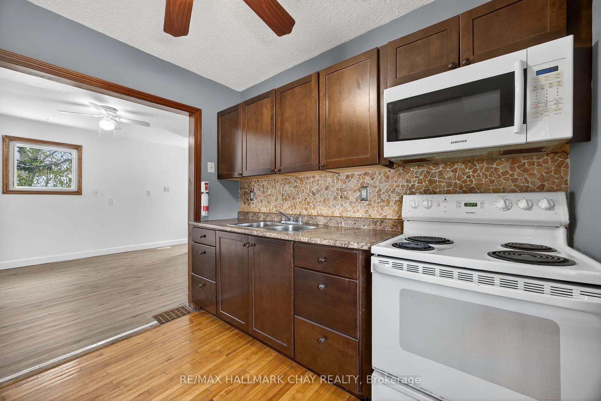 Photo 17 of 114 Burton Avenue, Barrie, Allandale — HOMEH
