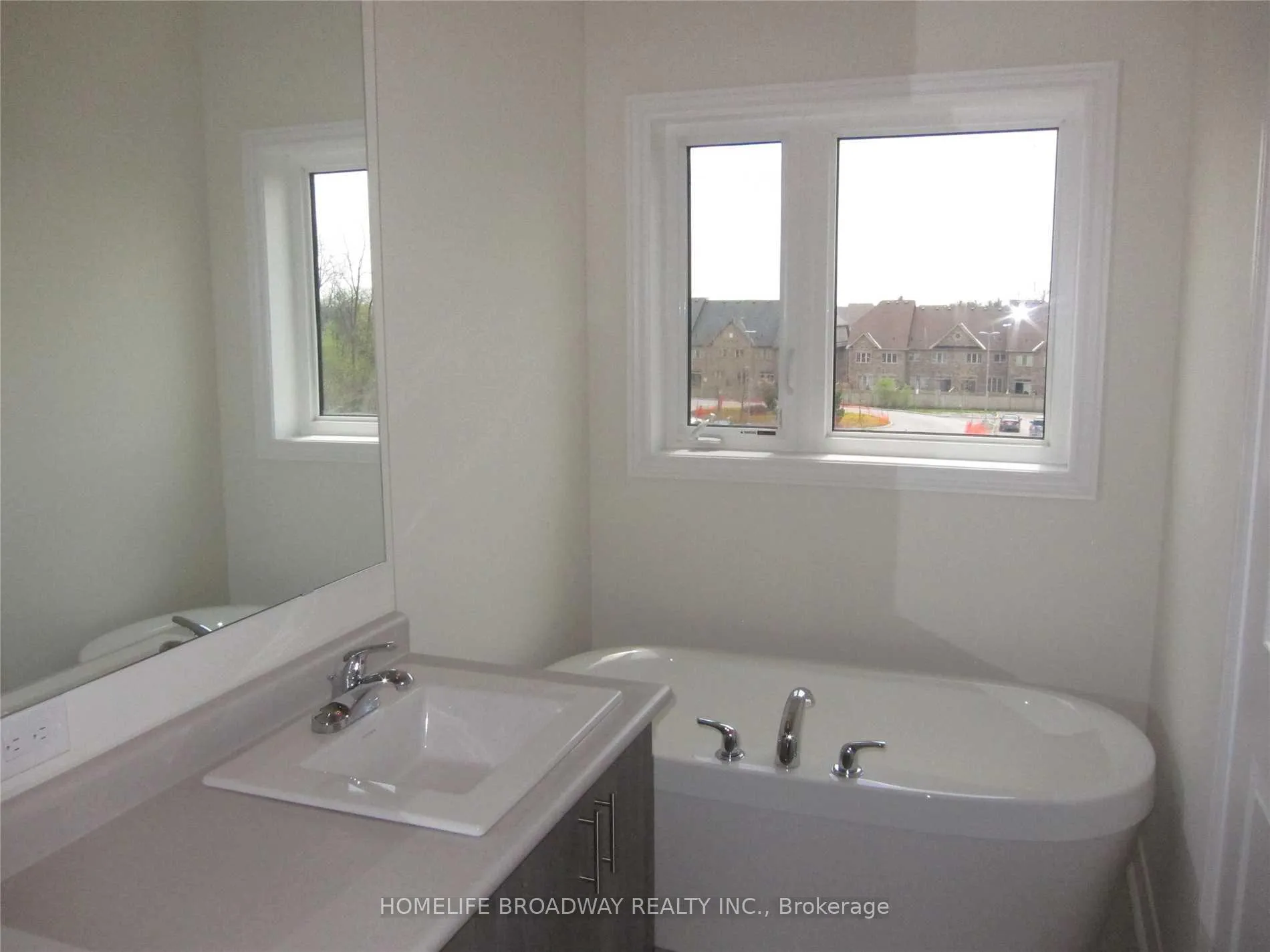 Photo 16 of 105 Laskin Drive, Vaughan, Patterson — HOMEH