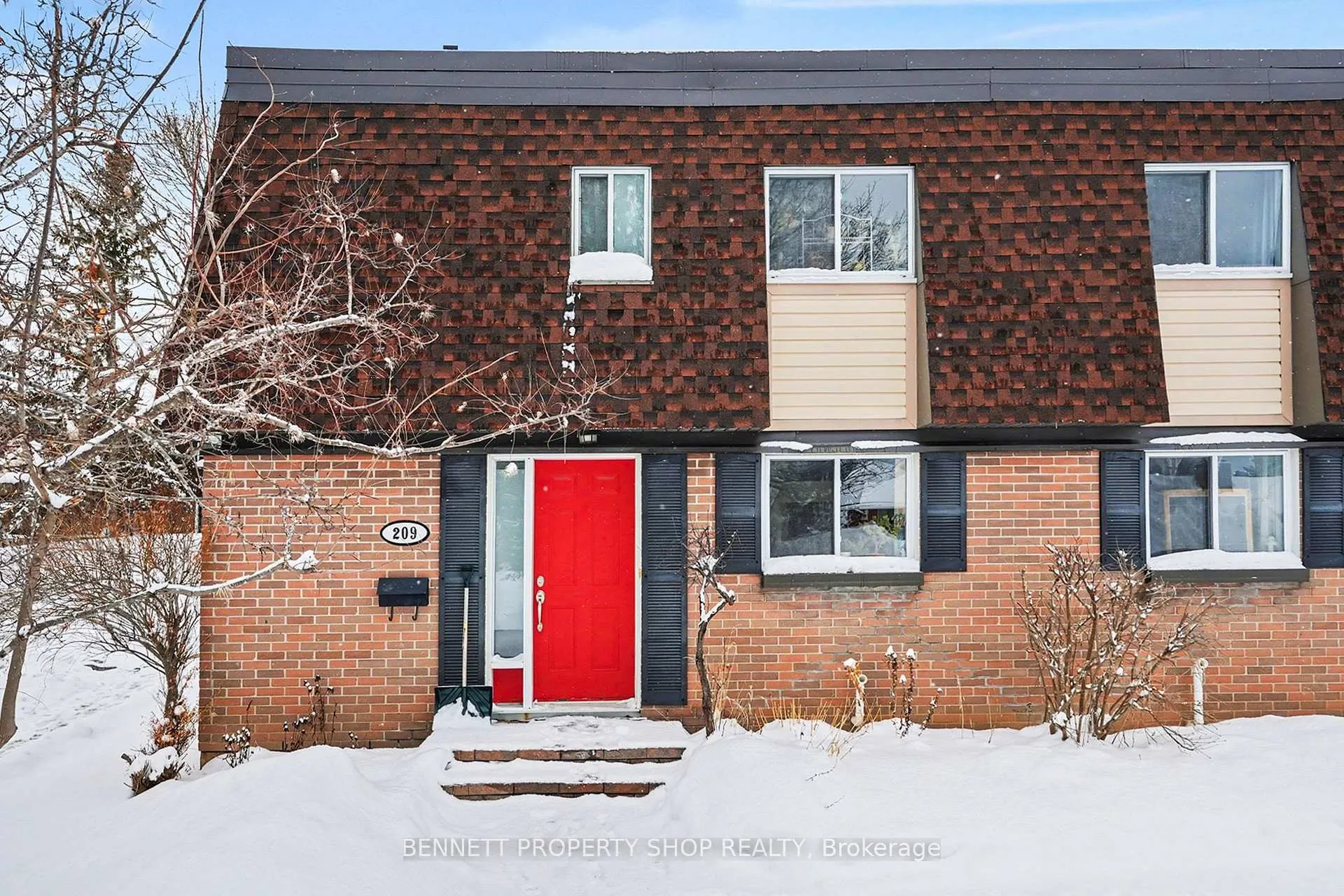 Front of Unit 41, 209 Ridgepark Private