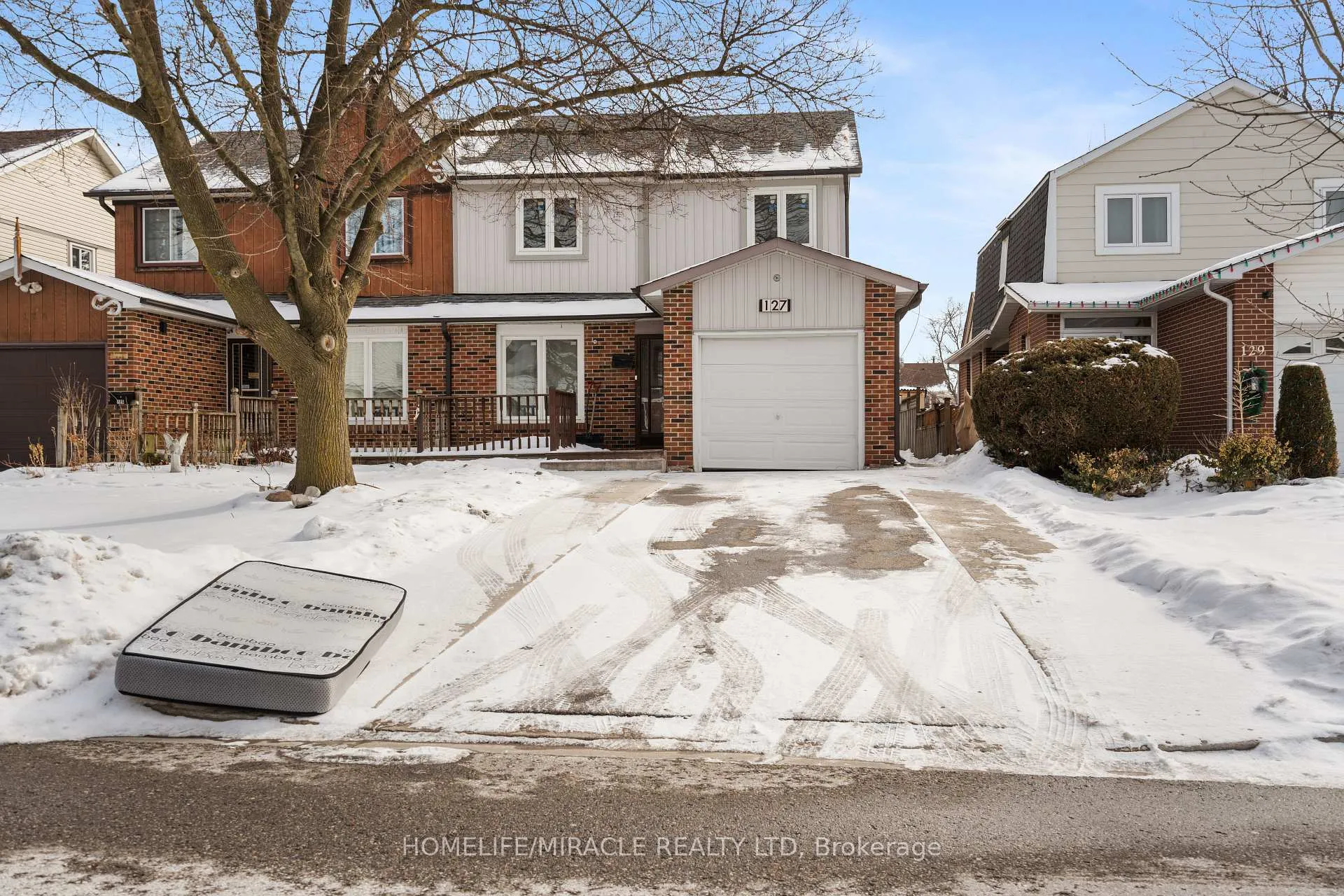Front of 127 Fanshawe Drive N