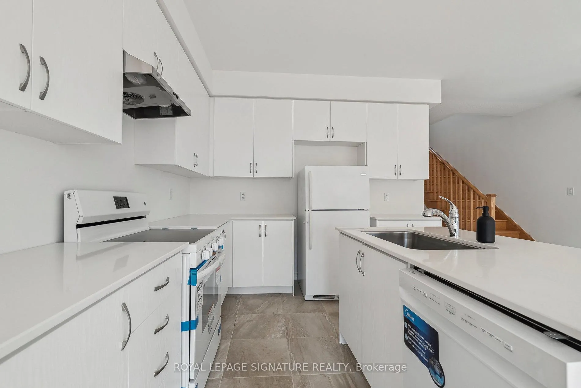 Photo 6 of 48 Durham Avenue, Barrie, Rural Barrie Southwest — HOMEH