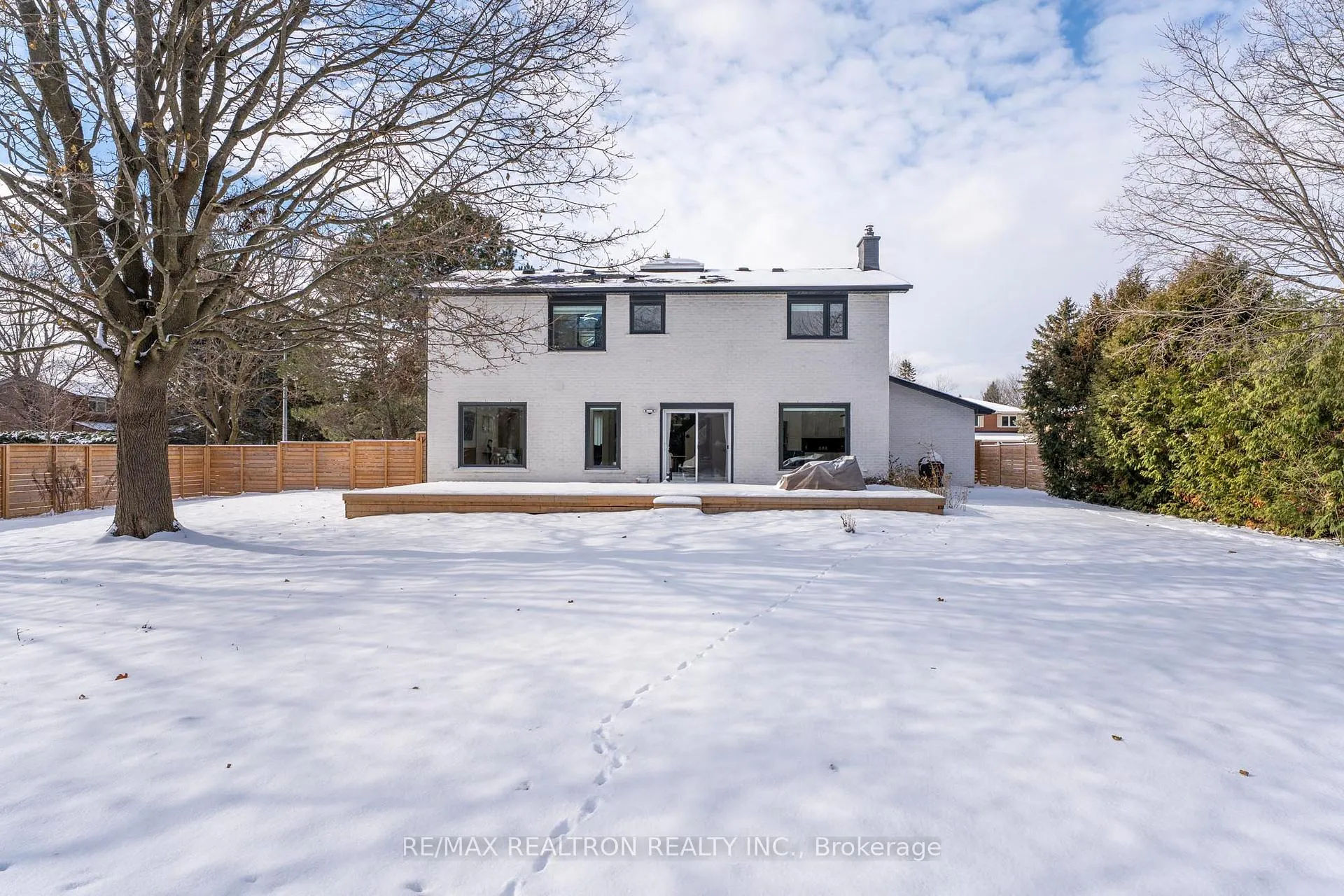 Photo 3 of Unit Upper Floor, 1 Rosegarden Crescent, Richmond Hill, Oak Ridges — HOMEH