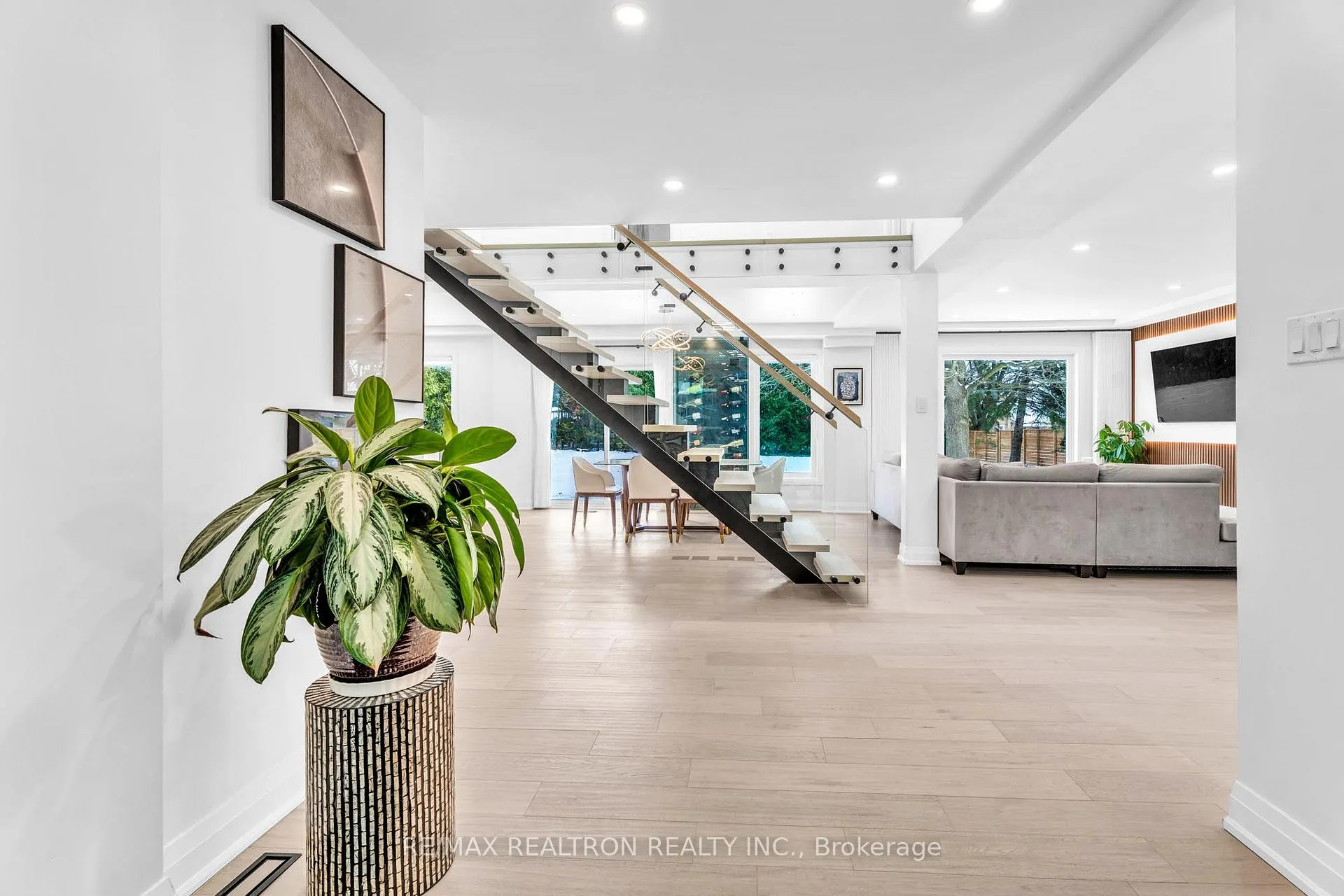 Photo 5 of Unit Upper Floor, 1 Rosegarden Crescent, Richmond Hill, Oak Ridges — HOMEH