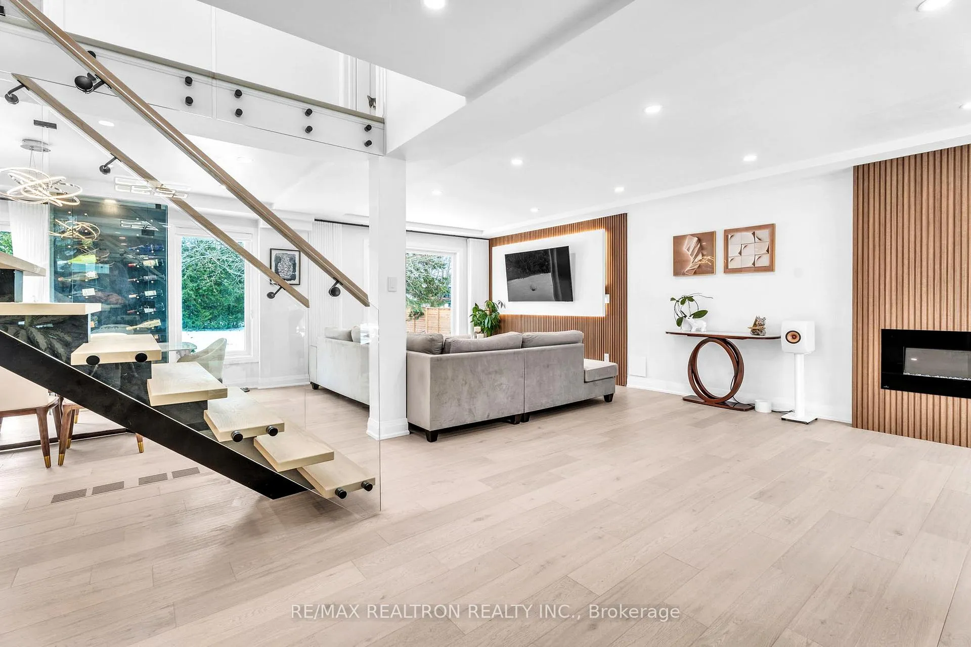 Photo 6 of Unit Upper Floor, 1 Rosegarden Crescent, Richmond Hill, Oak Ridges — HOMEH