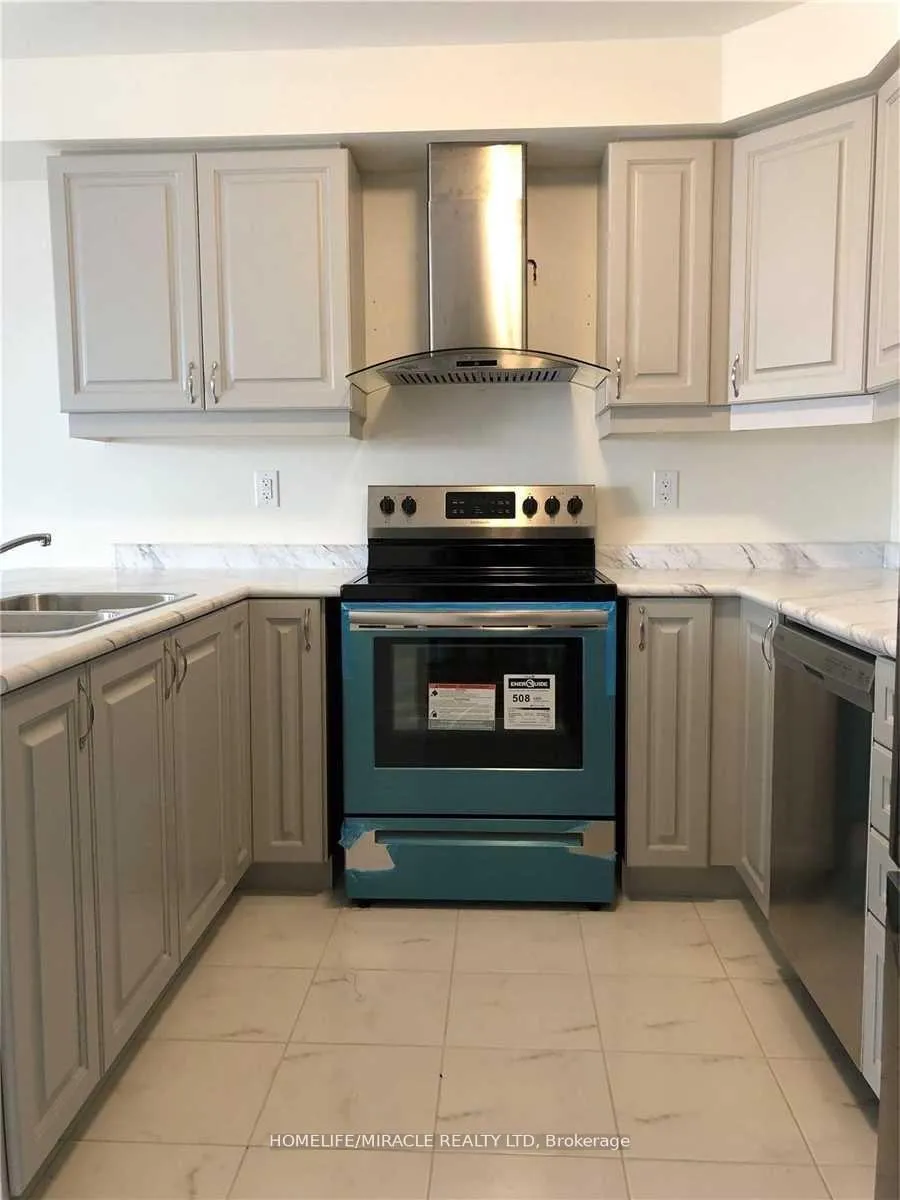 Photo 3 of 33 Bluegill Crescent, Whitby, Lynde Creek — HOMEH
