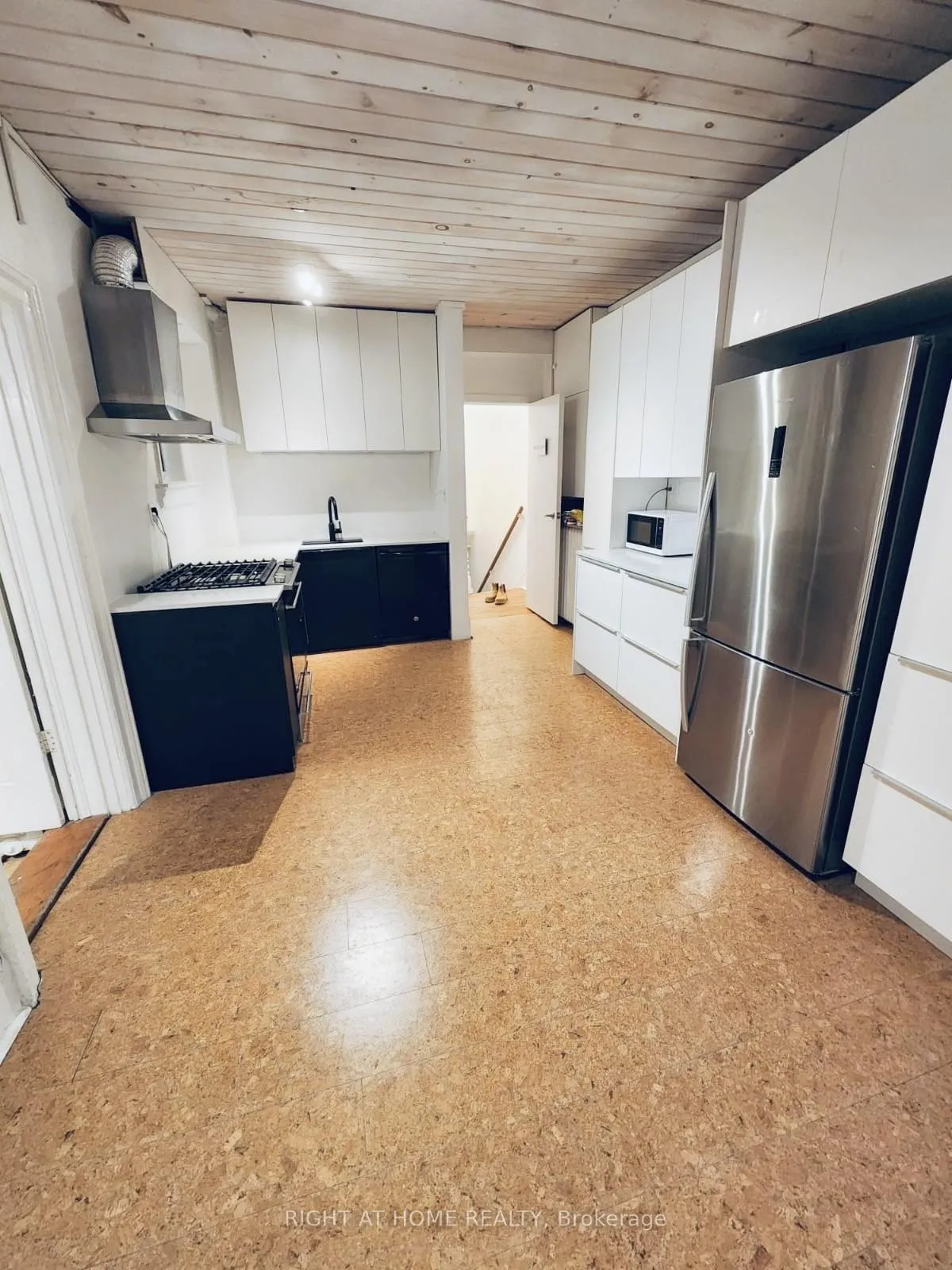 Photo 4 of Unit 2nd Floor, 10 Borden Street, Toronto, University — HOMEH