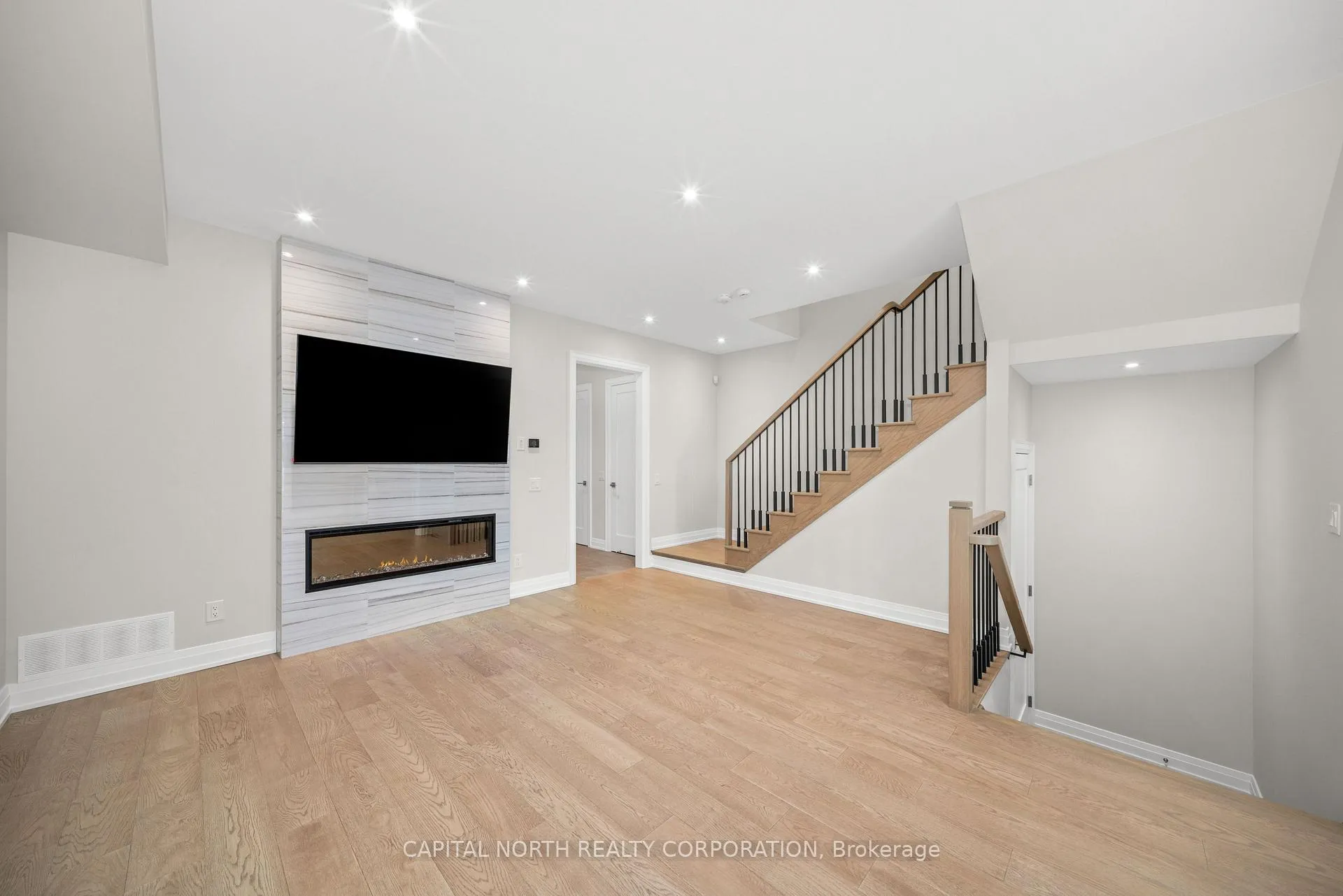 Photo 4 of 152 Adario Crescent, Vaughan, Vellore Village — HOMEH